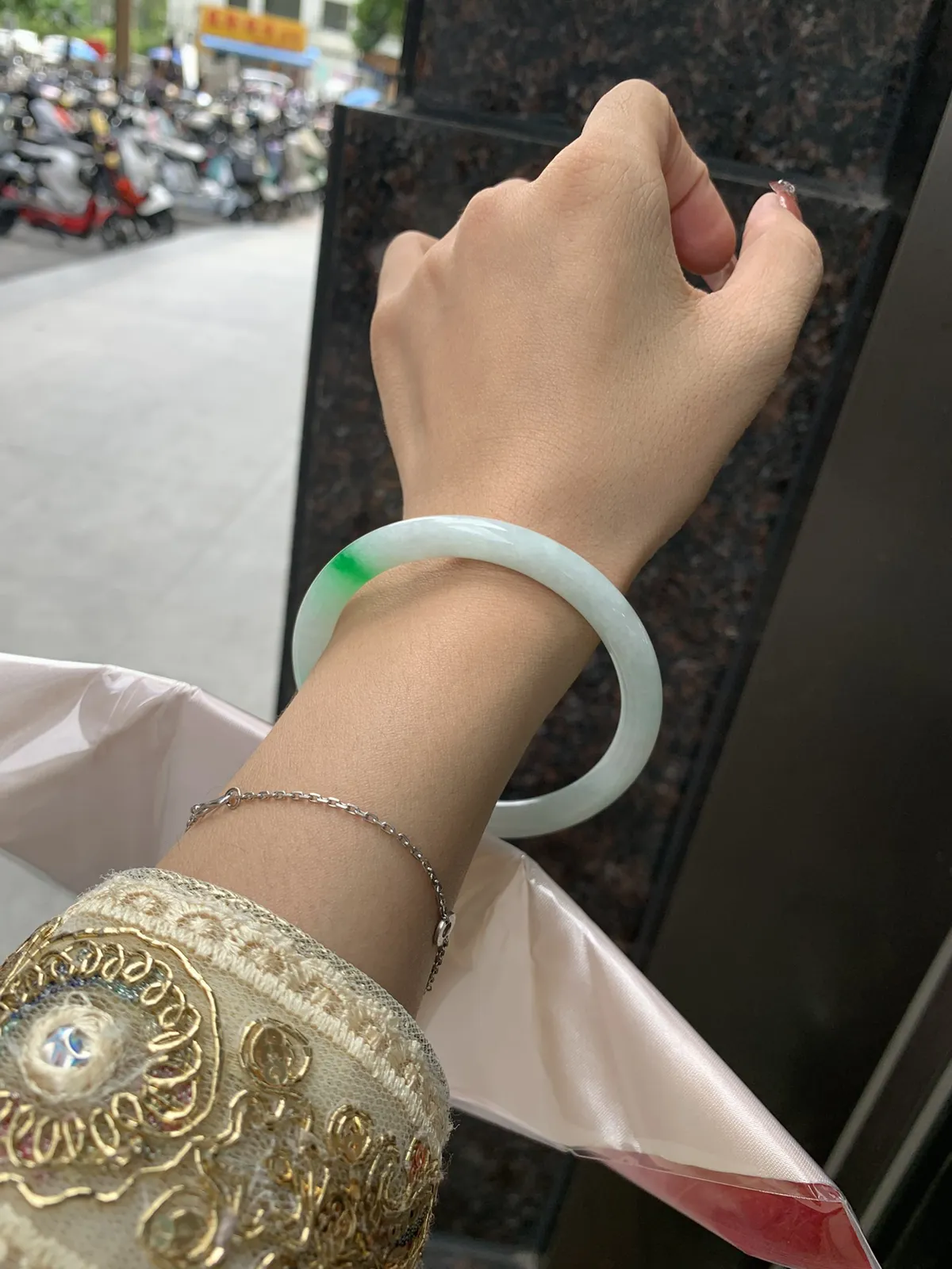 私人专拍
白底青美人条
57.6-7.3-7.5
底妆水润细腻，一抹阳绿花色点睛之笔，更显灵动，有生命力。