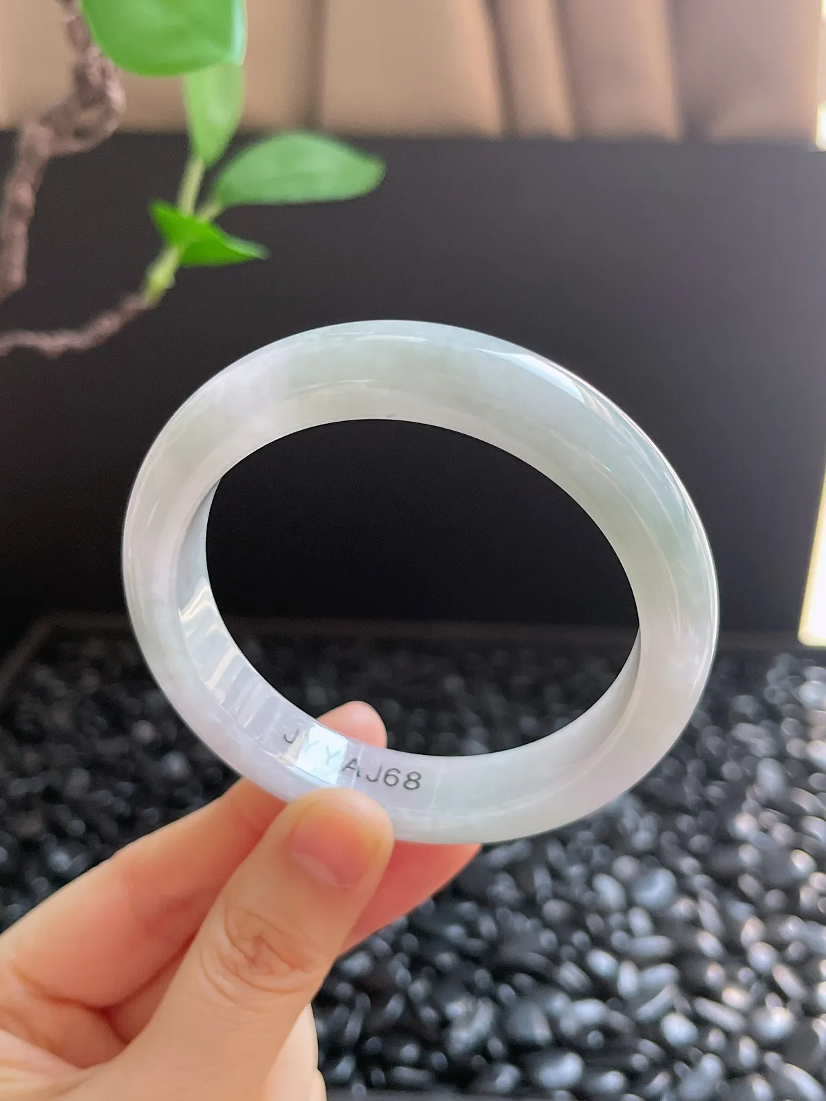 正圈56.7圈口，翡翠糯化种白色手镯