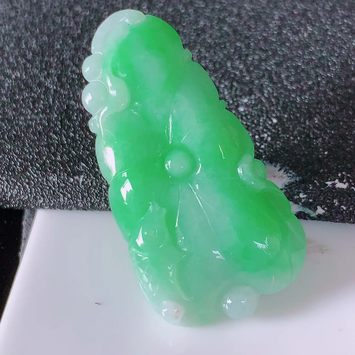 自然光实拍，冰润飘绿翡翠荷叶鱼、和和美美玉坠，财源广进，自然隐逸、荷本是素不着尘之物，有和美之寓意。#05.2