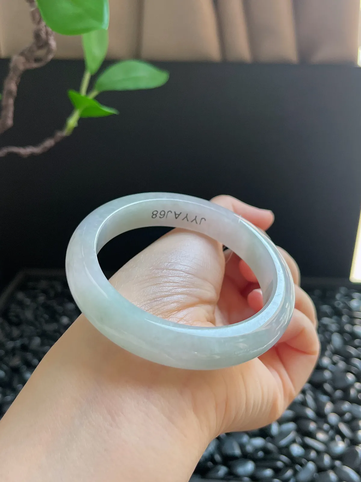 正圈56.7圈口，翡翠糯化种白色手镯