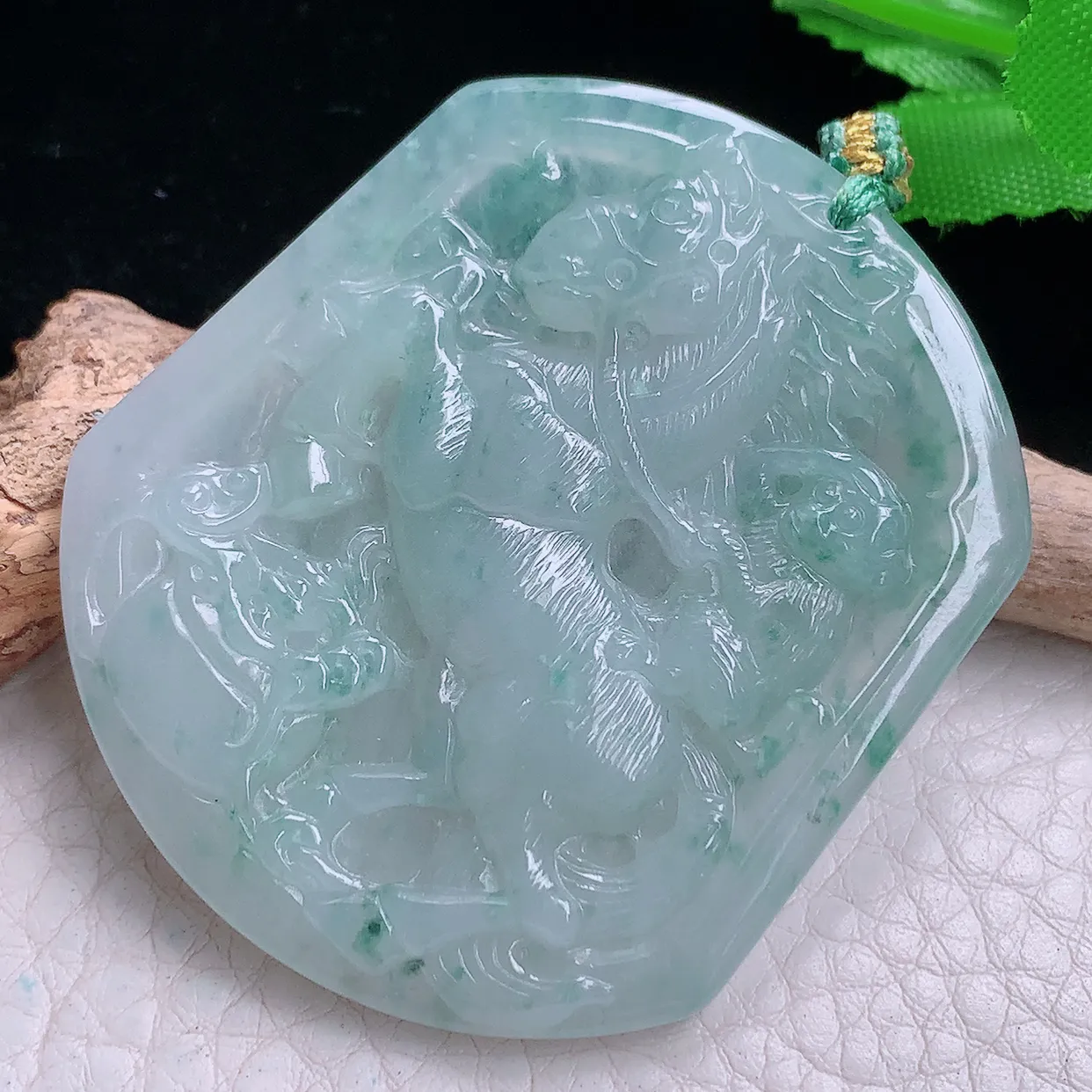 yn实拍51.8*45*5.3缅甸翡翠精雕冰飘花马上封候 马上有钱玉项坠 玉挂件