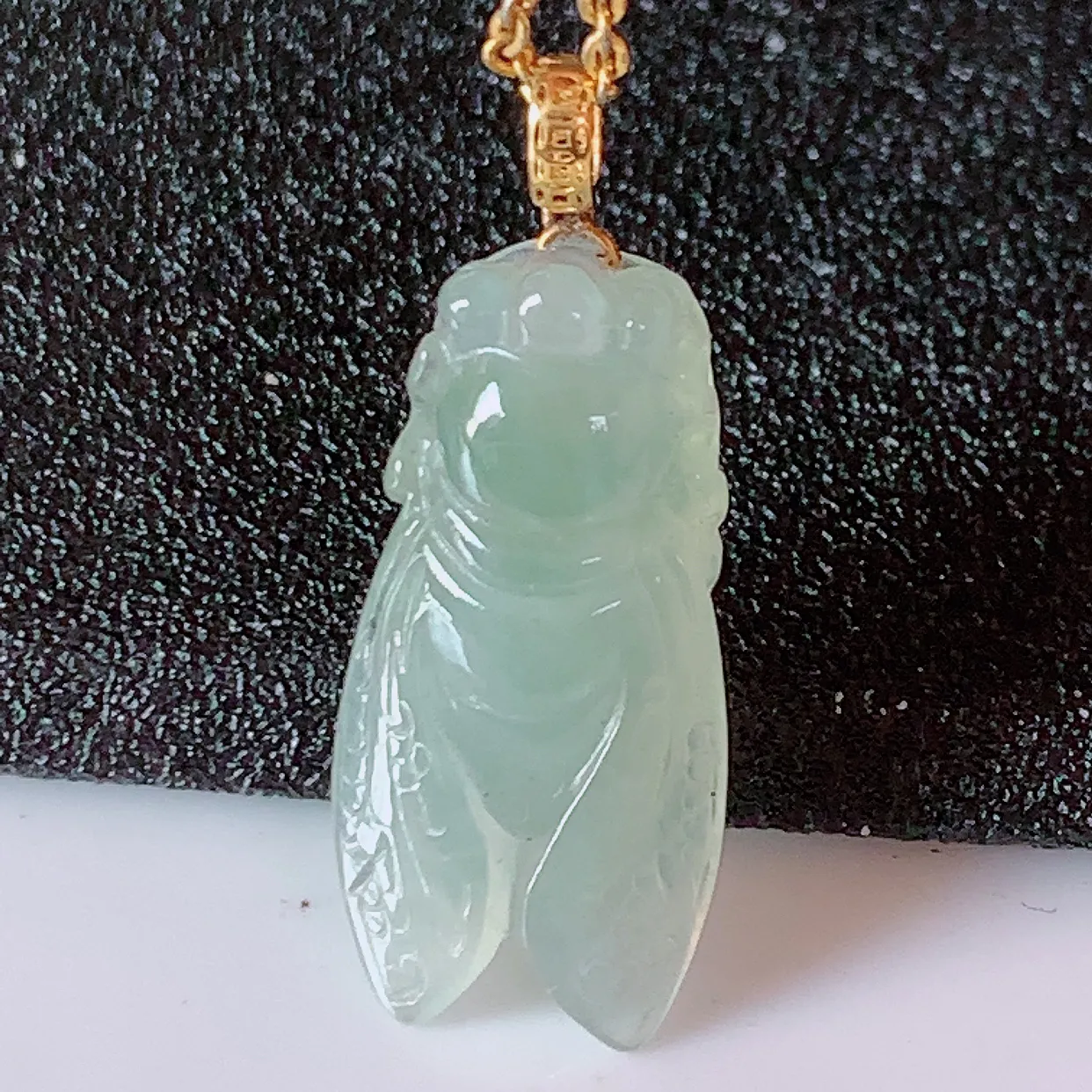 18K金镶嵌冰种翡翠招财金蝉吊坠，种老水足，雕工精湛 ，寓意美好，佩戴时尚出众！#1.2