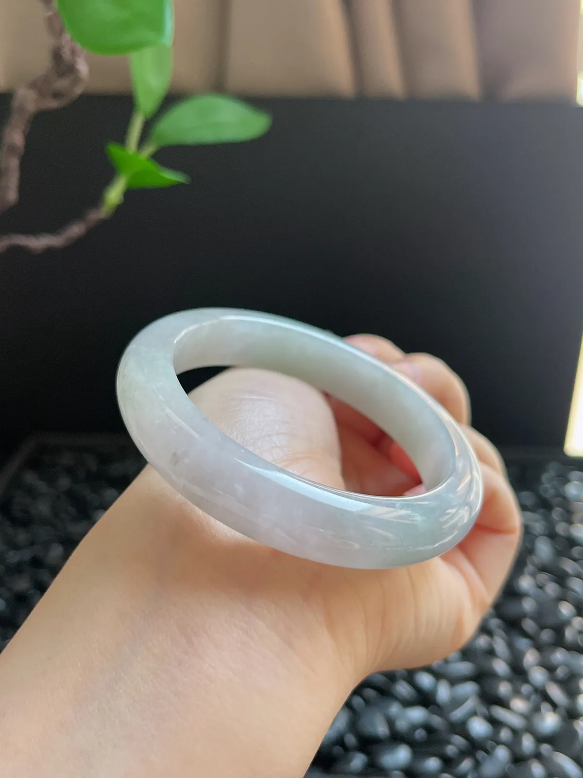 正圈56.7圈口，翡翠糯化种白色手镯