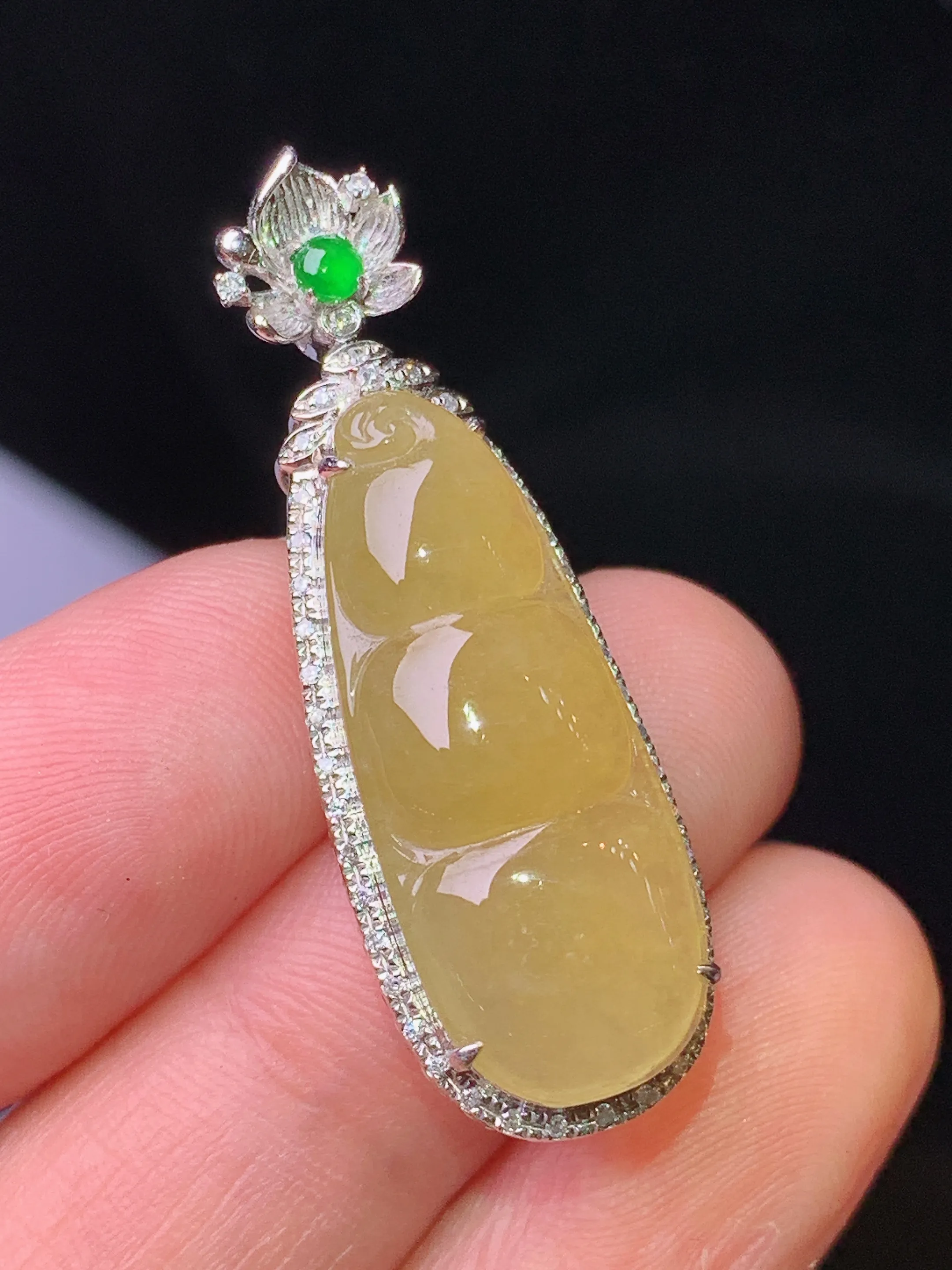 18k金钻镶嵌黄翡四季豆吊坠 玉质细腻 色泽清新艳丽 整体尺寸35.7*12*8