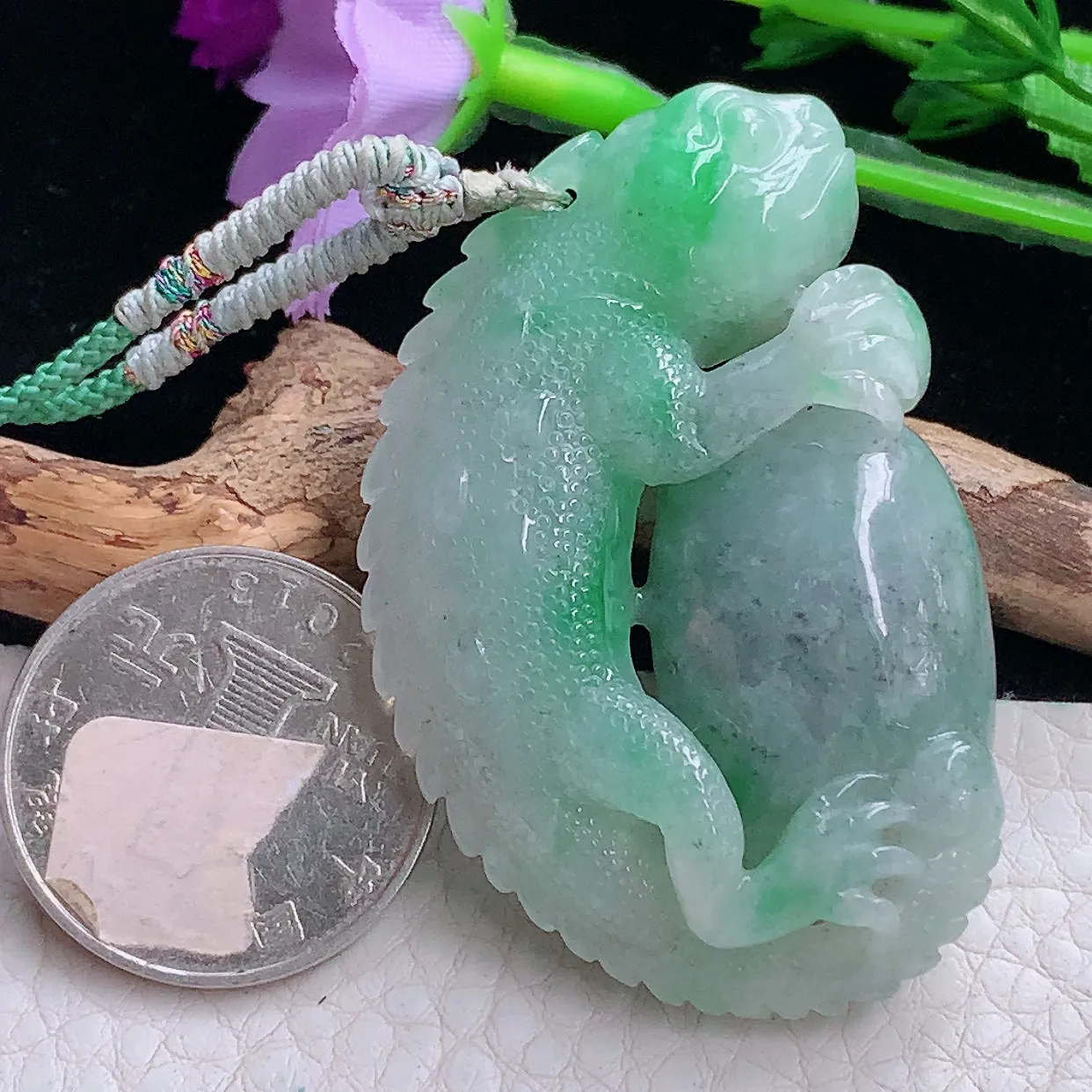 py实拍51.6*34*14.2缅甸翡翠精雕飘绿蜥蜴 吸亿玉挂件 玉吊坠