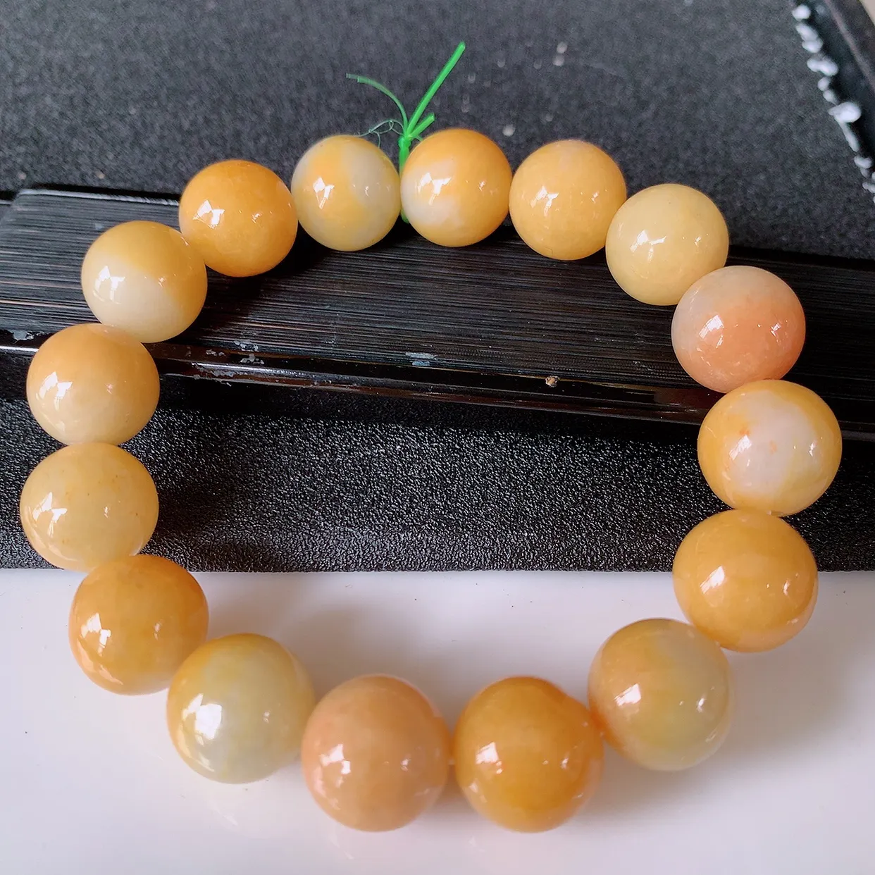 自然光实拍，特色冰润黄翡翡翠手串手链，种老水足，冰清玉润  颜色漂亮  #46.30取一尺寸13.2