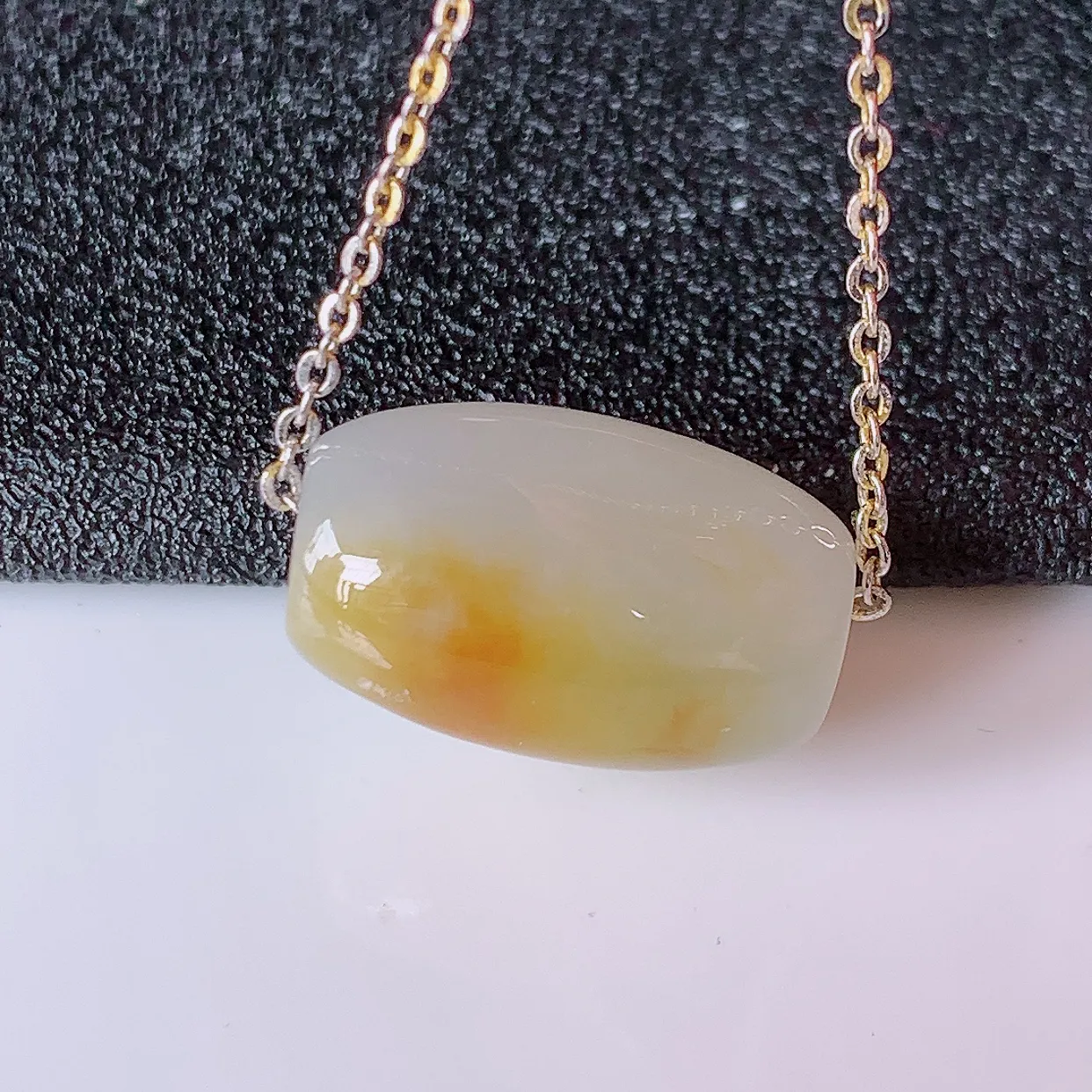 自然光实拍，特色冰黄翡双彩翡翠路路通吊坠，寓意时来运转、财源滚滚，款式新颖时尚， 日常百搭的款！配图银链#94.30