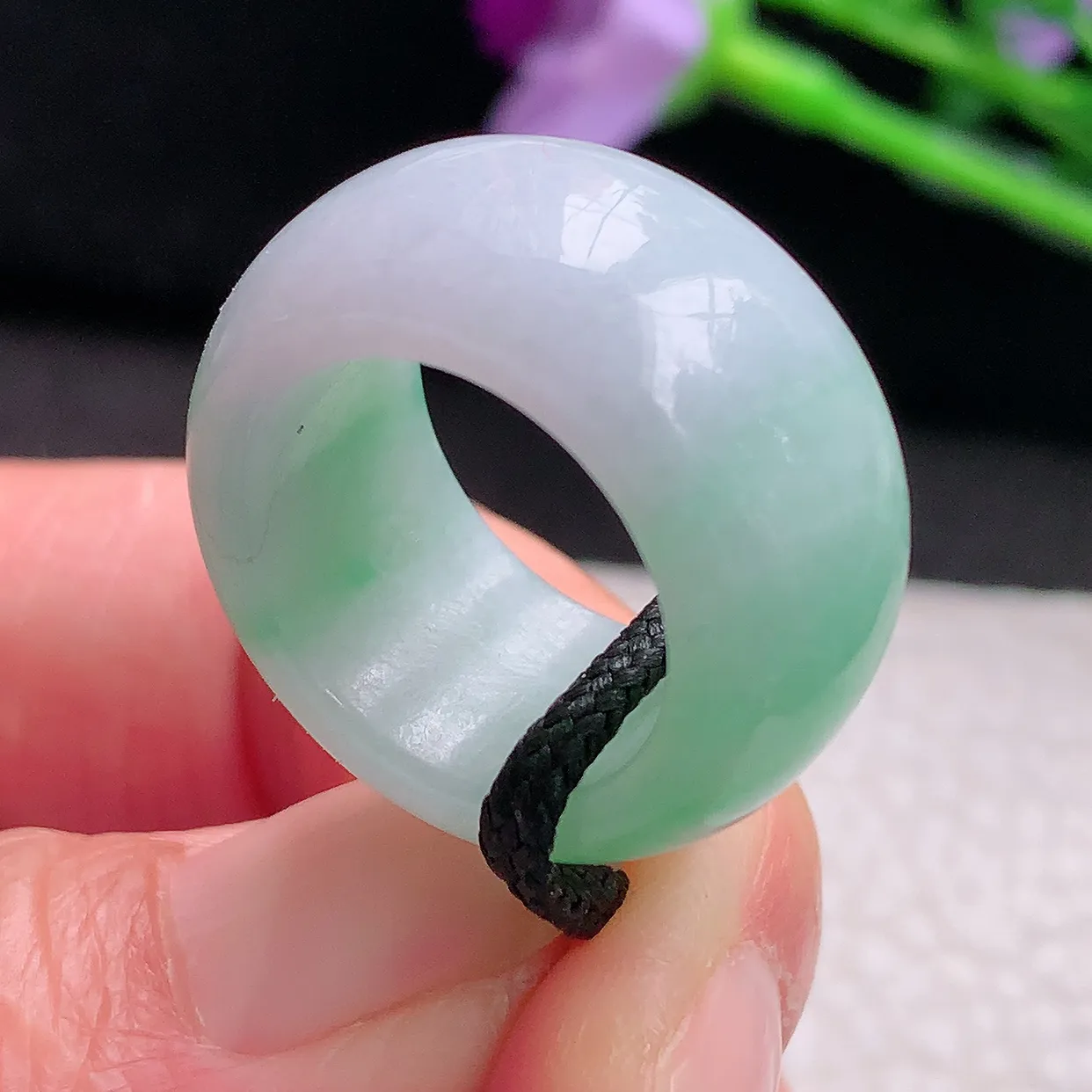 py实拍17.5*12.5*4.8缅甸翡翠精雕轮胎款飘绿玉戒指 玉指环