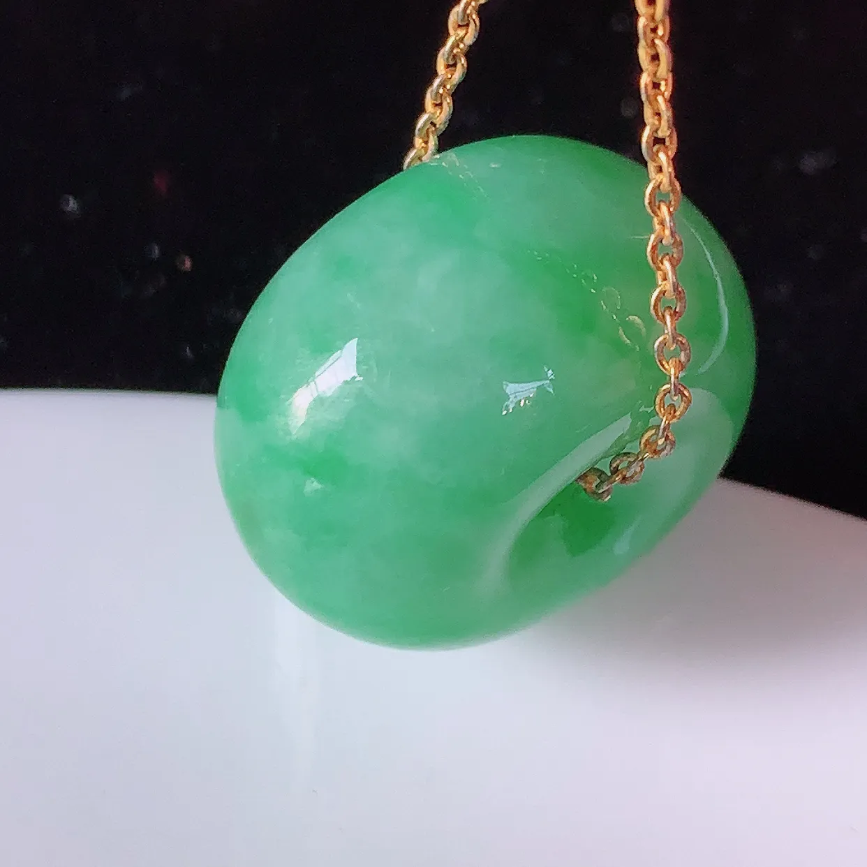 自然光实拍，冰润满绿翡翠路路通吊坠，寓意时来运转、财源滚滚，款式新颖时尚，日常百搭的款！配图银链#05.2