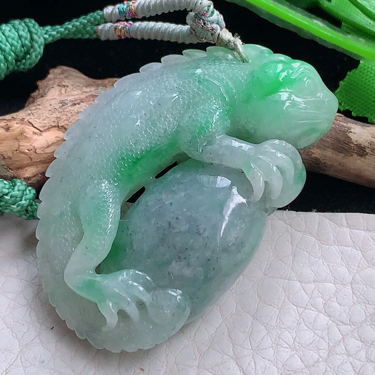 py实拍51.6*34*14.2缅甸翡翠精雕飘绿蜥蜴 吸亿玉挂件 玉吊坠