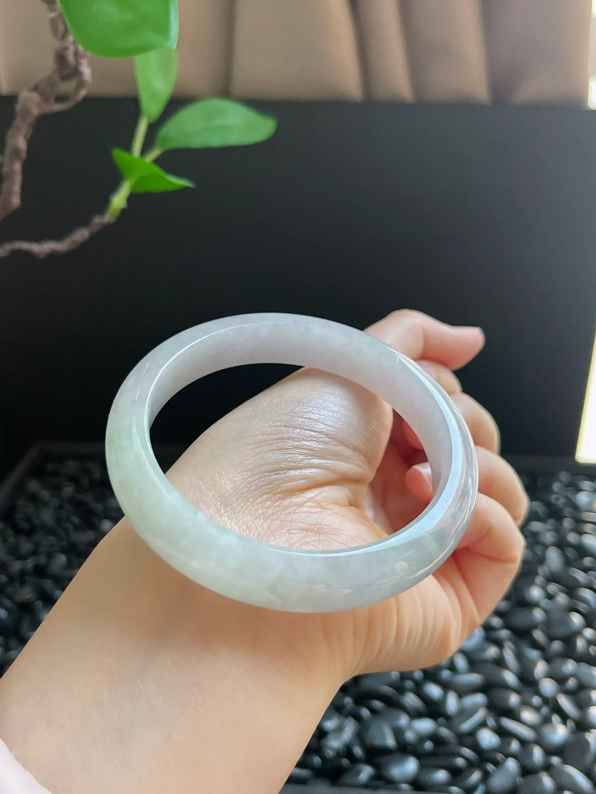 正圈58.8圈口，翡翠糯化种淡绿色手镯