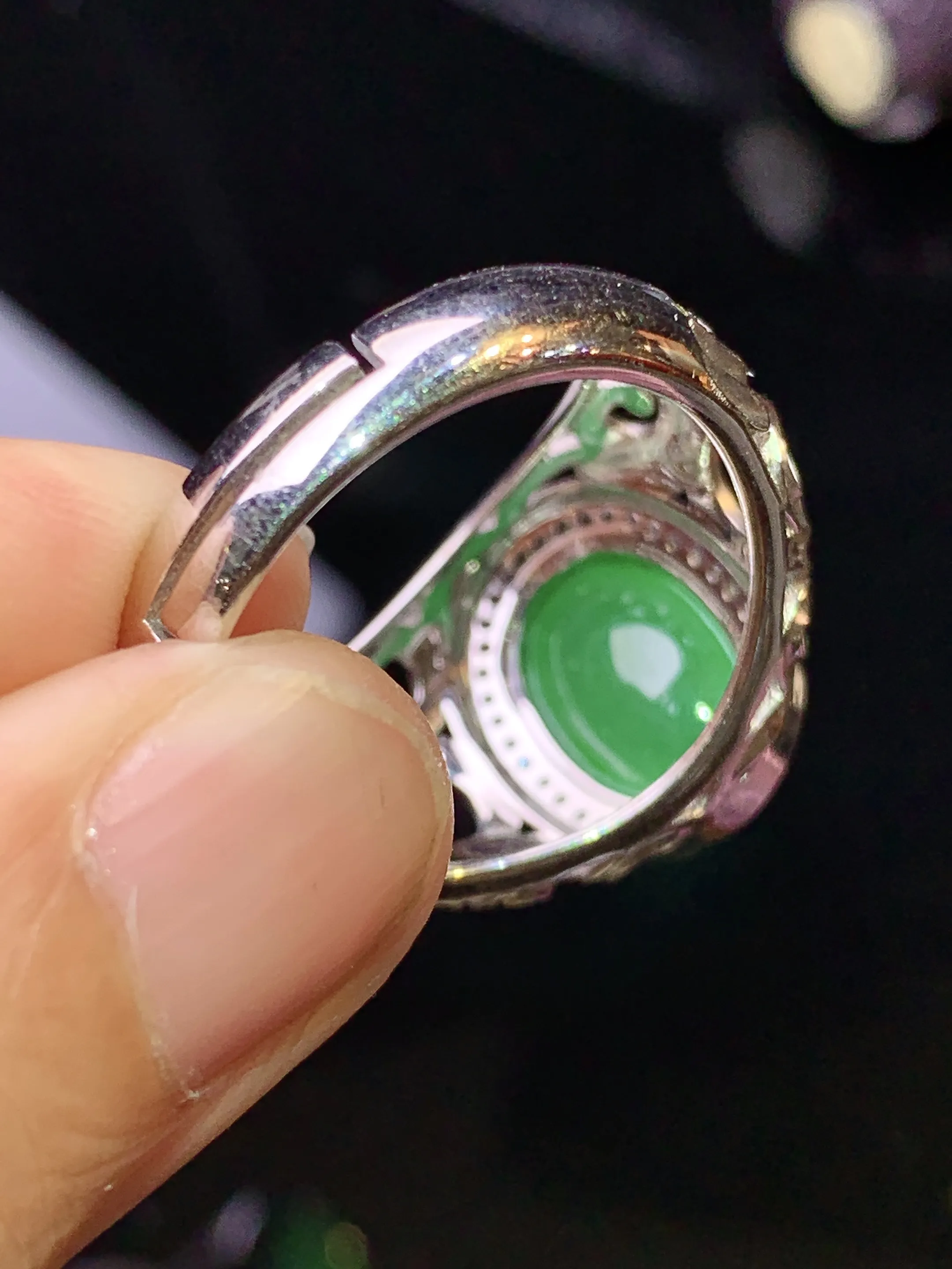 18k金钻镶嵌满绿蛋面戒指 玉质细腻 色泽清新艳丽 圈口21.5 裸石尺寸11.8*9*5.5