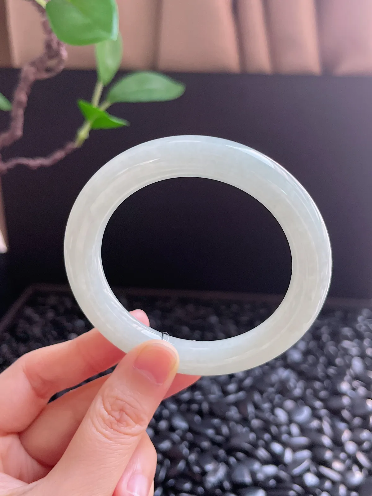 圆镯55圈口，翡翠糯化种淡绿色手镯