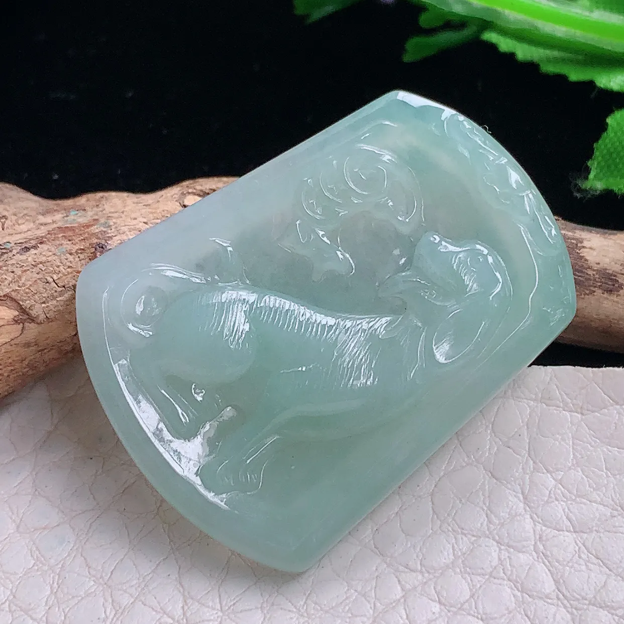 yn实拍36.5*27.8*5缅甸翡翠精雕晴美旺财 生肖狗玉项坠 玉挂件