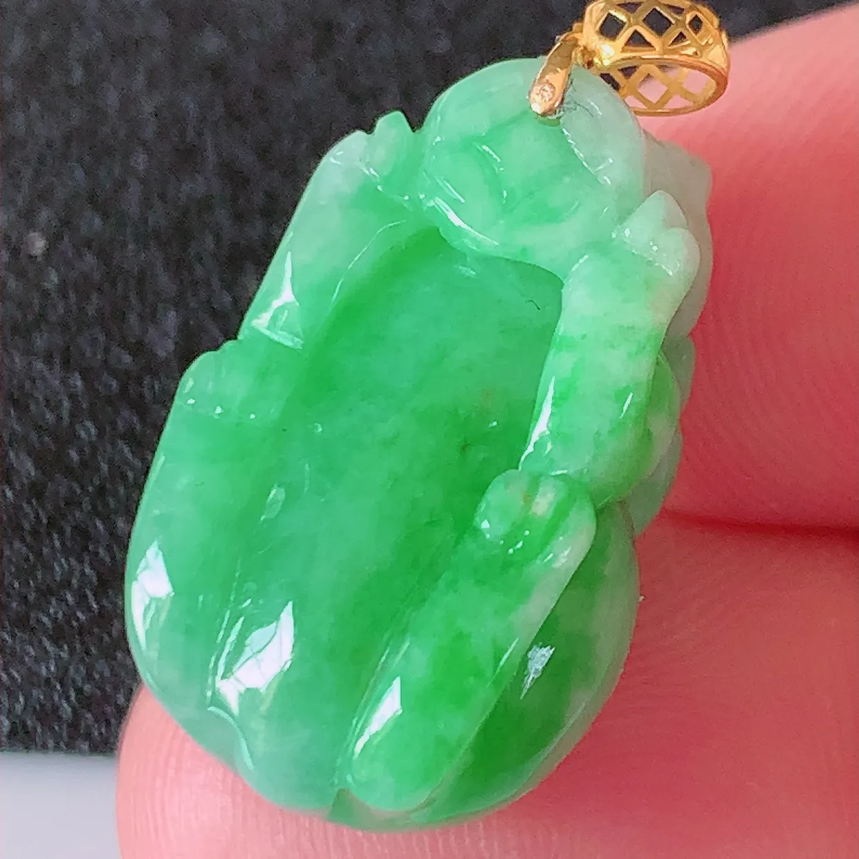 18K金镶嵌满绿翡翠招财貔貅吊坠，民间有“一摸貔貅运程旺盛，再摸貔貅财运滚滚，三摸貔貅平步青云 ”的美好祝愿。#1.2整体26.5裸石22.5*14.5-11