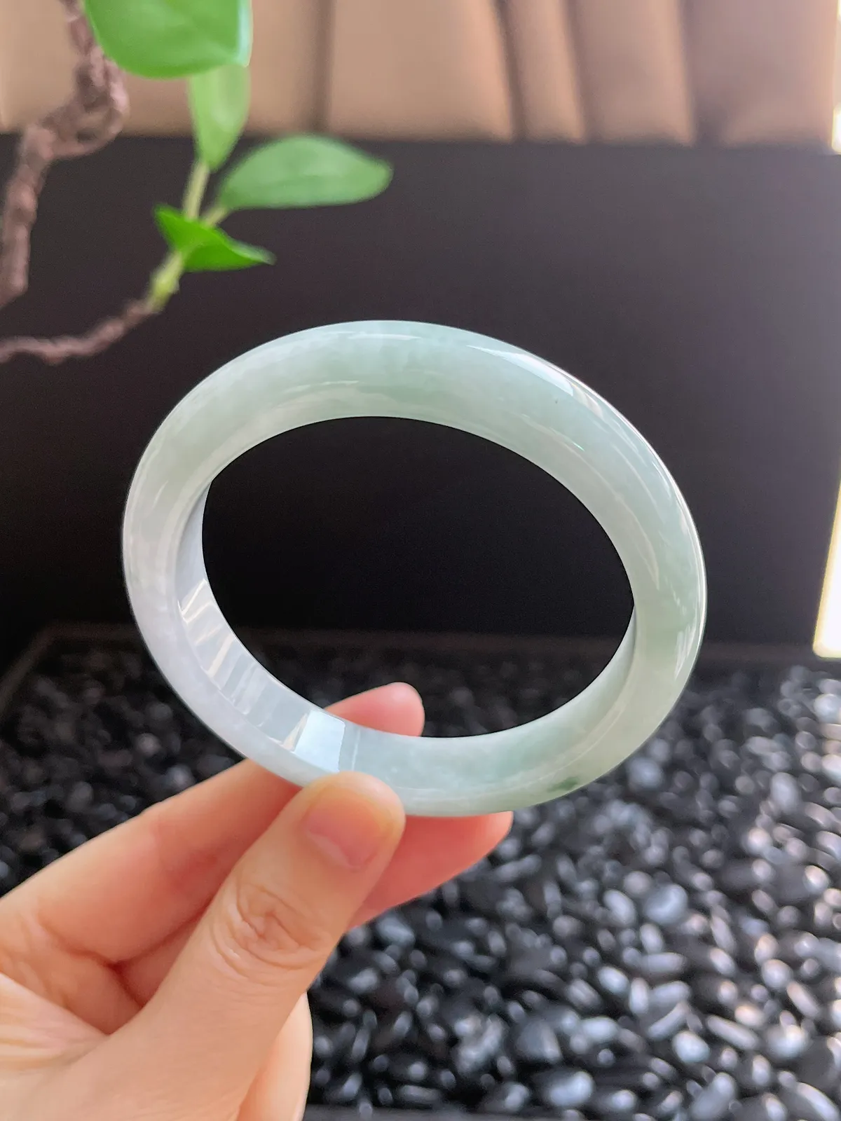 正圈57.8圈口，翡翠糯化种淡绿色手镯