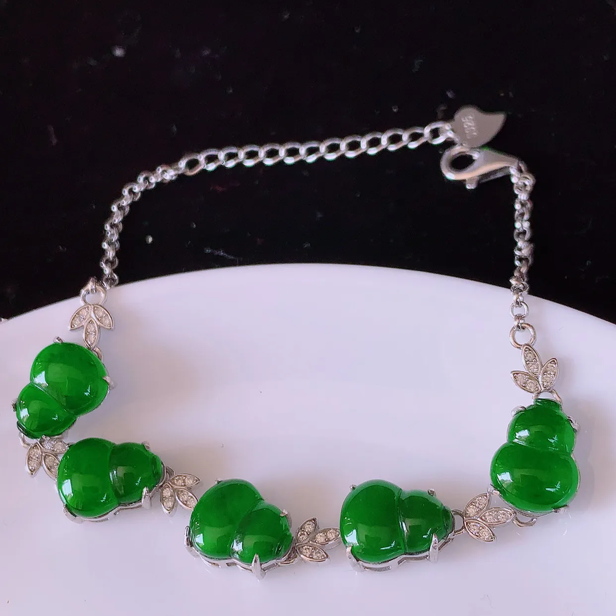 冰透满绿翡翠925银镶嵌手链，自然光实拍，翠色灵动，颜色漂亮，种老水足，品相佳，佩戴佳品！#97.2葫芦取一整体10*8*5裸石10*8