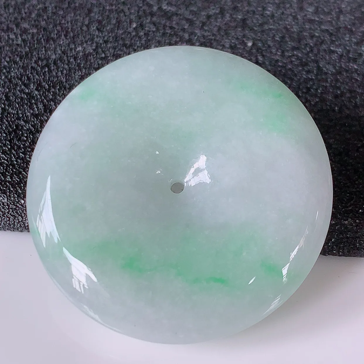 自然光实拍，冰润飘绿翡翠平安扣吊坠，形体饱满圆润，平安扣肥嘟嘟的，平平安安，种水很好， 配戴精美！#97.30