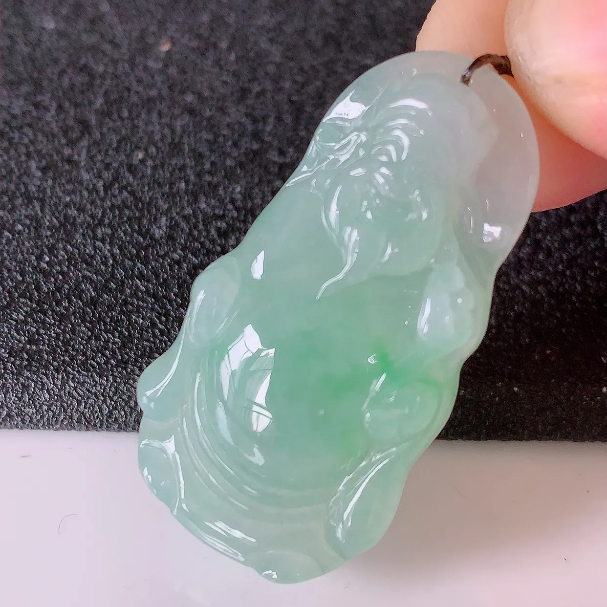 自然光实拍，冰飘绿翡翠招财财神爷吊坠，财神到你家里来，年年月月发大财，形态极为讨喜， 佩戴效果招财迷人#41.30
