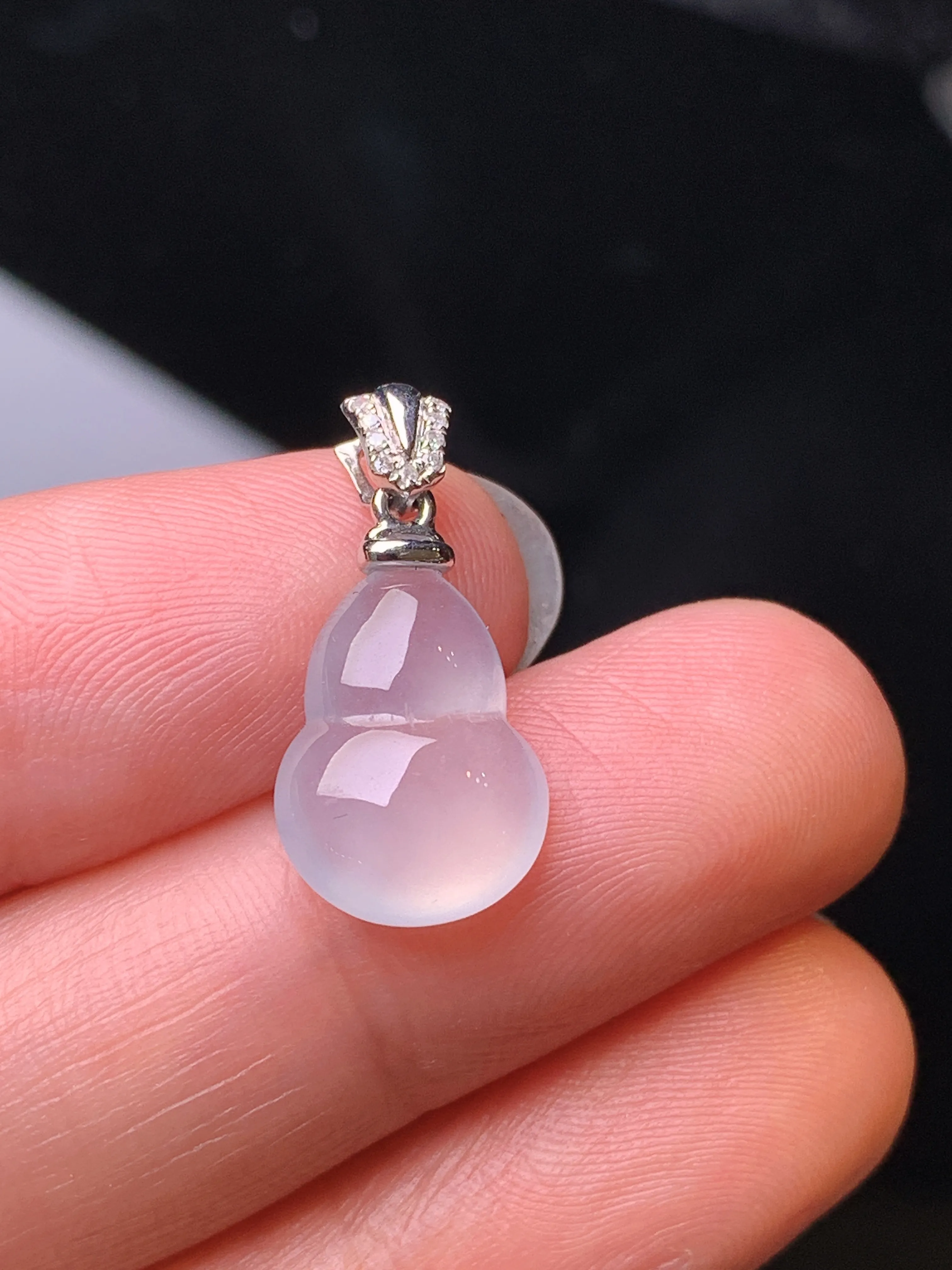 18k金钻镶嵌冰种葫芦吊坠 玉质细腻 色泽清新艳丽 整体尺寸20*10*4.5