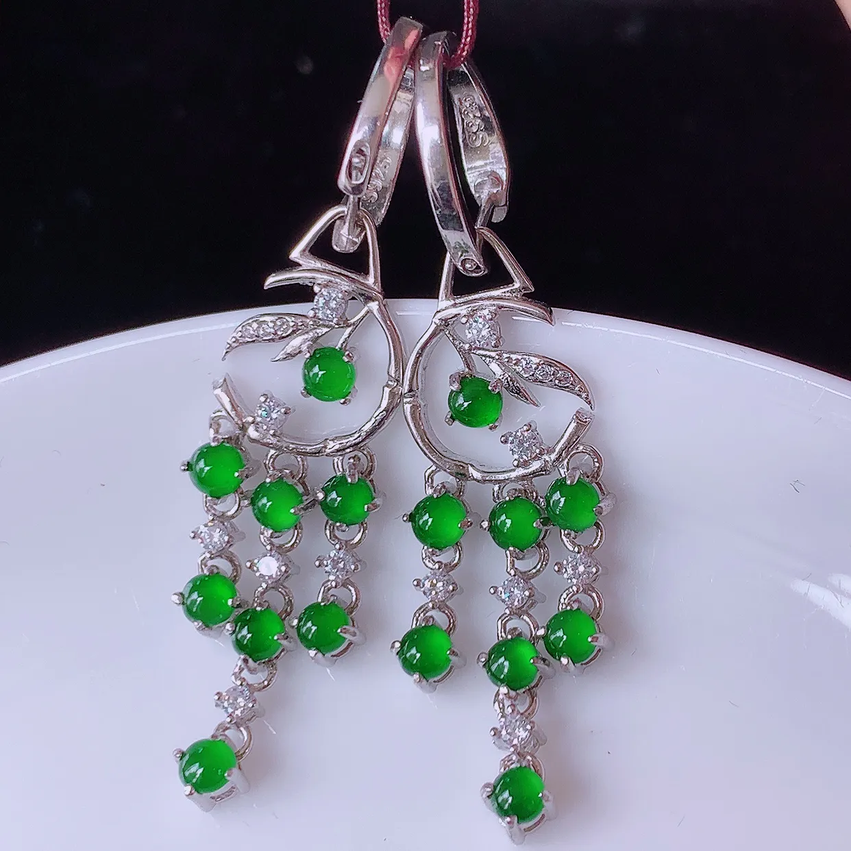 冰透满绿翡翠925银镶嵌耳坠，自然光实拍，翠色灵动，颜色漂亮，种老水足，品相佳，佩戴佳品！#98.3