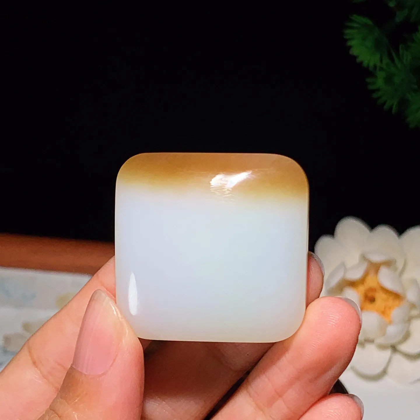 新疆和田玉羊脂白且末糖平安无事牌牌子挂件。尺寸35/11重31.3克 无裂无杂 玉质细腻油润 底色纯净 脂粉好，品质好。lt250103