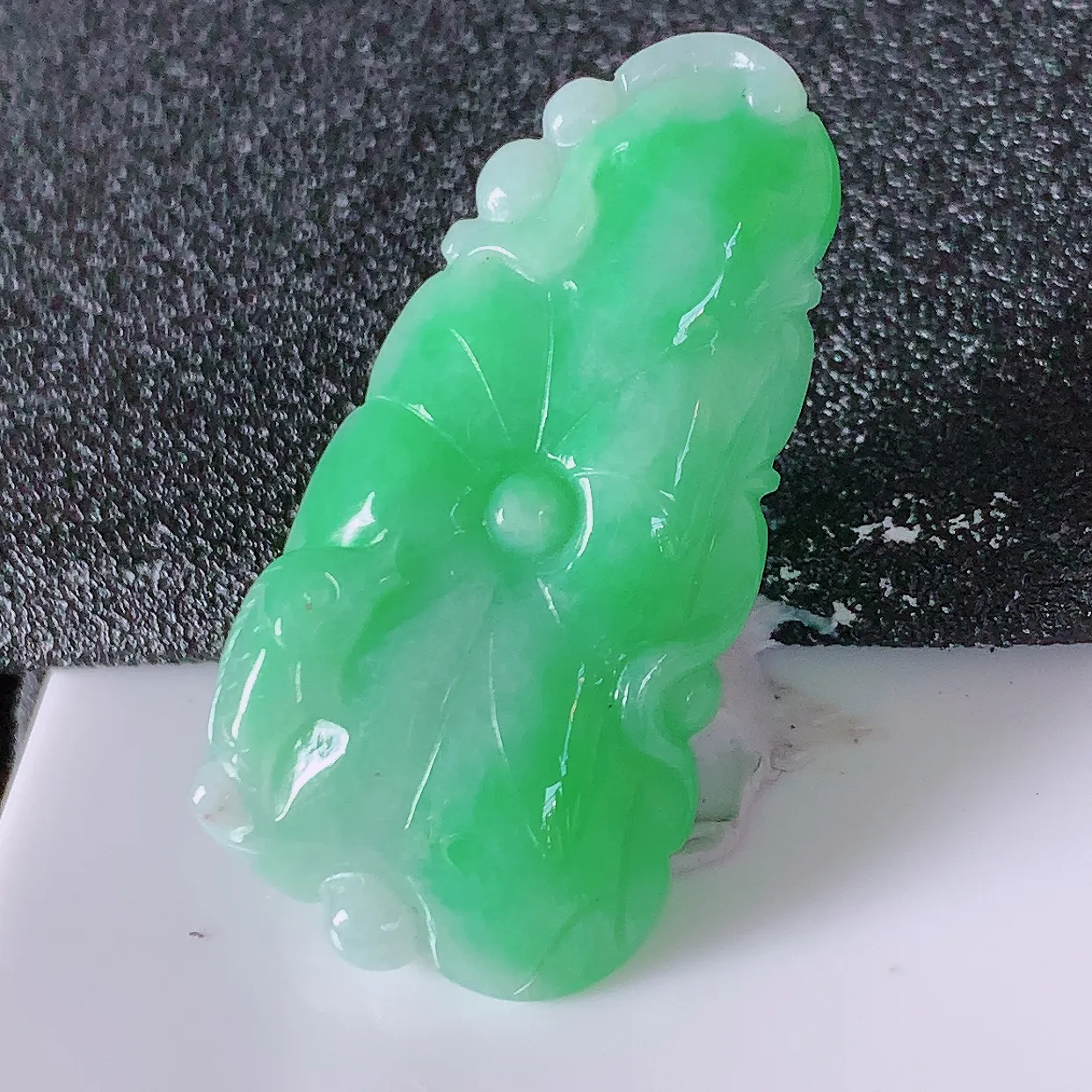 自然光实拍，冰润飘绿翡翠荷叶鱼、和和美美玉坠，财源广进，自然隐逸、荷本是素不着尘之物，有和美之寓意。#05.2