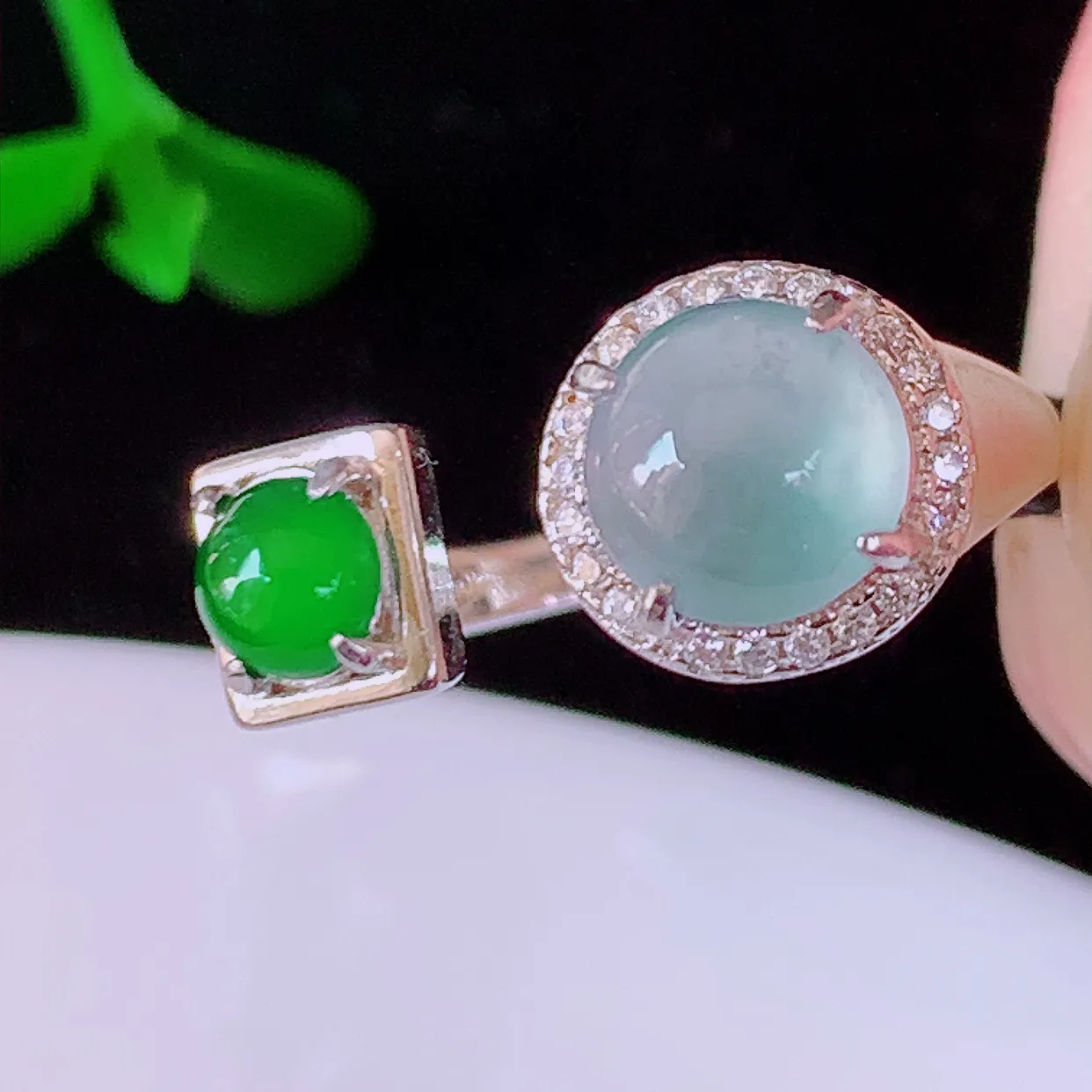 冰透满绿翡翠925银镶嵌戒指，自然光实拍，翠色灵动，颜色漂亮，种老水足，品相佳，佩戴佳品！#97.2（圈口可调大小）整体24.5*17.5*7裸石6.8*6.8