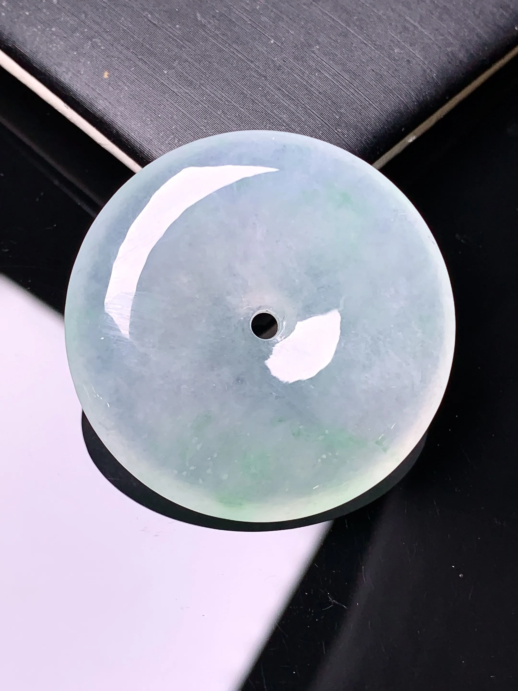 冰种飘绿平安扣吊坠 玉质细腻 色泽清新艳丽 整体尺寸34.5*5.8