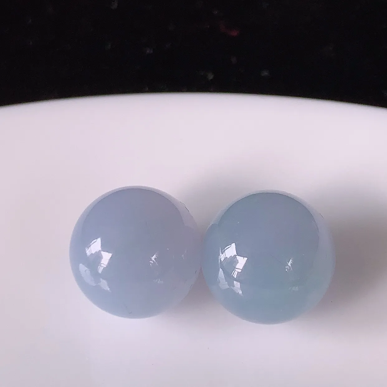 自然光实拍，冰紫罗兰翡翠一对圆珠、转运珠吊坠，寓意“时来运转，财源滚滚” 寓意佳， 荧光灼灼，转运珠