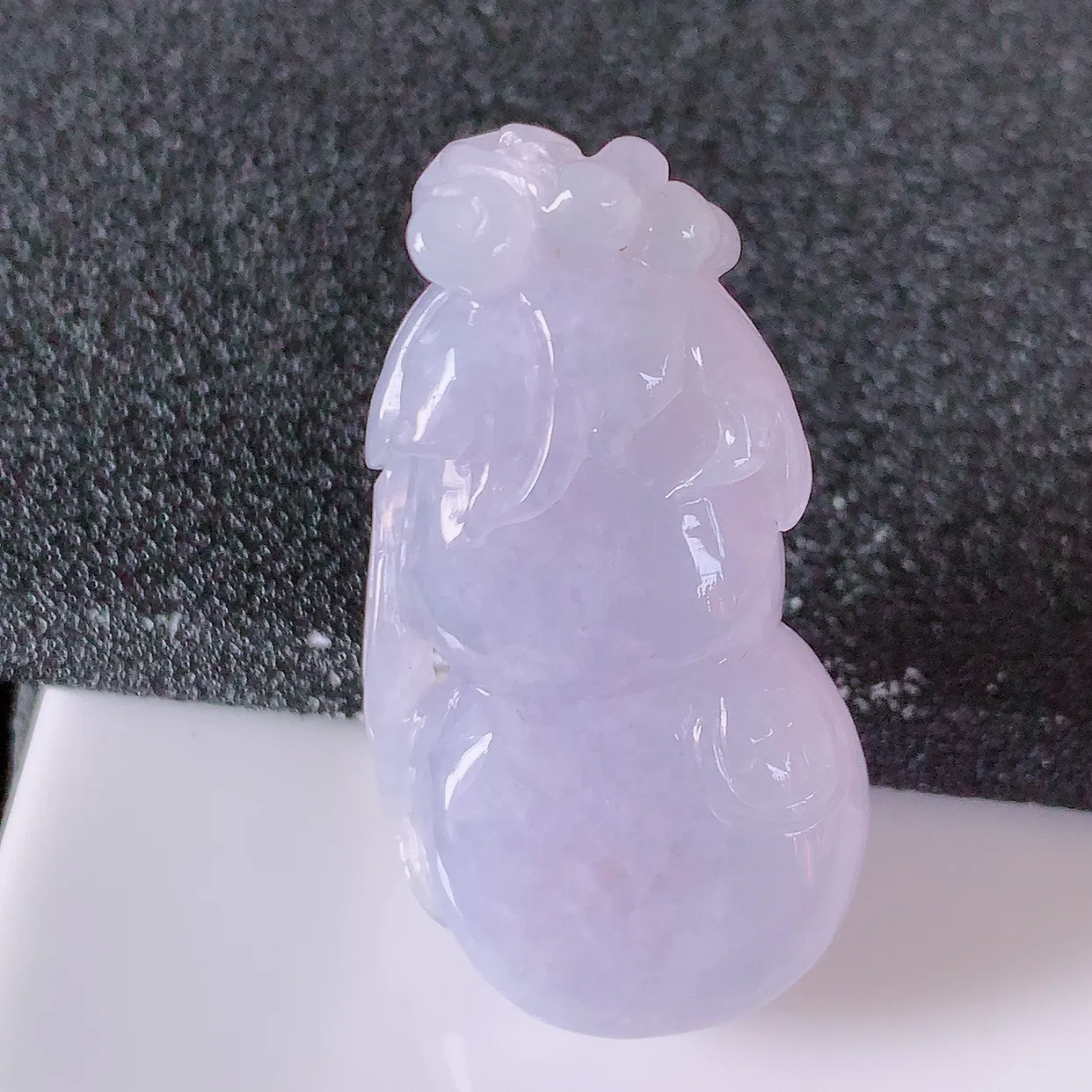 自然光实拍，冰润紫罗兰翡翠葫芦吊坠，寓意福禄双全，财源滚滚，清新脱俗，佩戴效果优雅迷人！#57.2