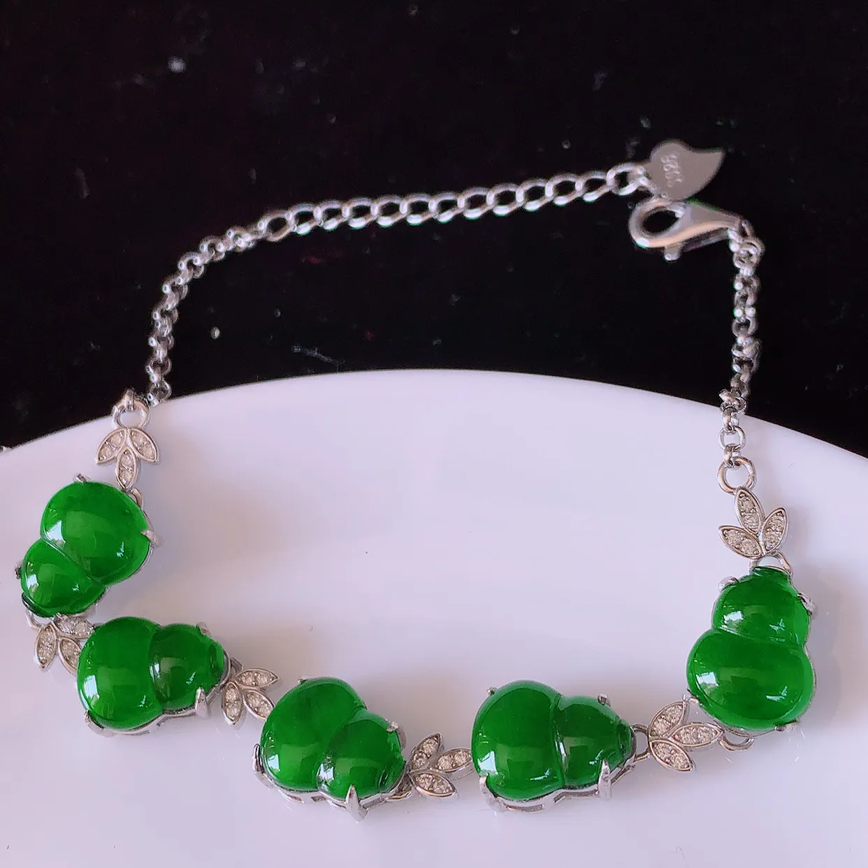 冰透满绿翡翠925银镶嵌手链，自然光实拍，翠色灵动，颜色漂亮，种老水足，品相佳，佩戴佳品！#97.2葫芦取一整体10*8*5裸石10*8