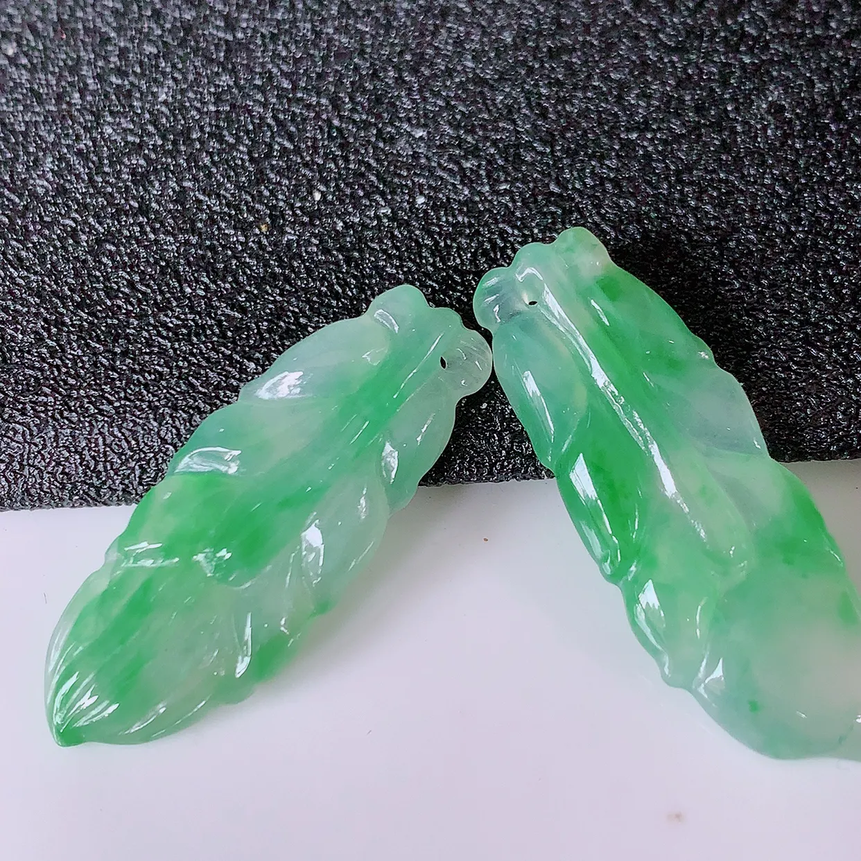 自然光实拍，冰种飘绿翡翠一对羽毛耳坠，翠色灵动，玉质细腻，颜色漂亮，品相佳， 佩戴佳品！配银线 #01.30