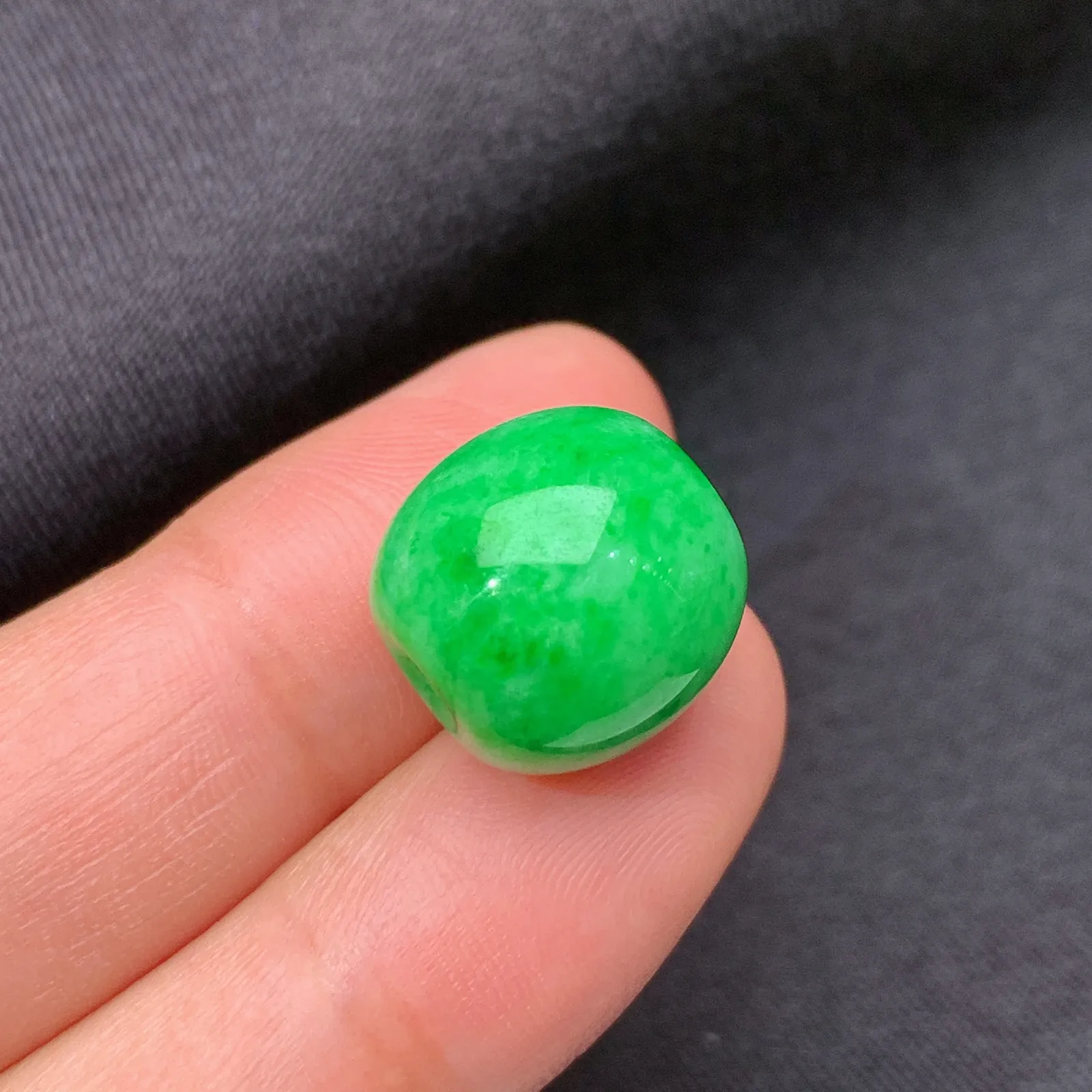 阳绿路路通，冰润色阳，玉质细腻，种水足，Qx 尺寸13*13.1