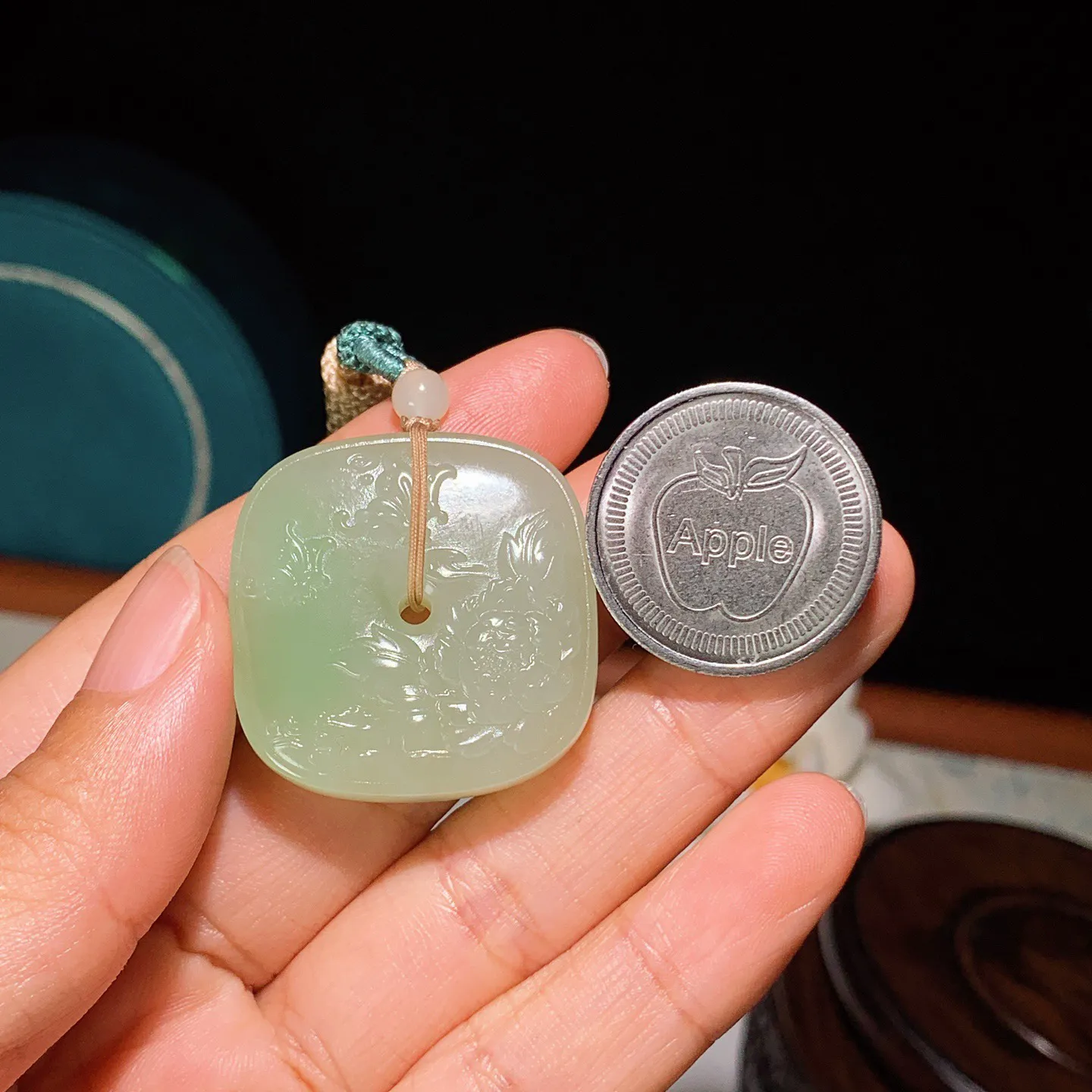 和田玉青海翠翠青蝶恋花四方平安扣挂件 尺寸32/10重21克 无裂无杂 玉质细腻油润 底色纯净 脂粉好，品质好。lt250103