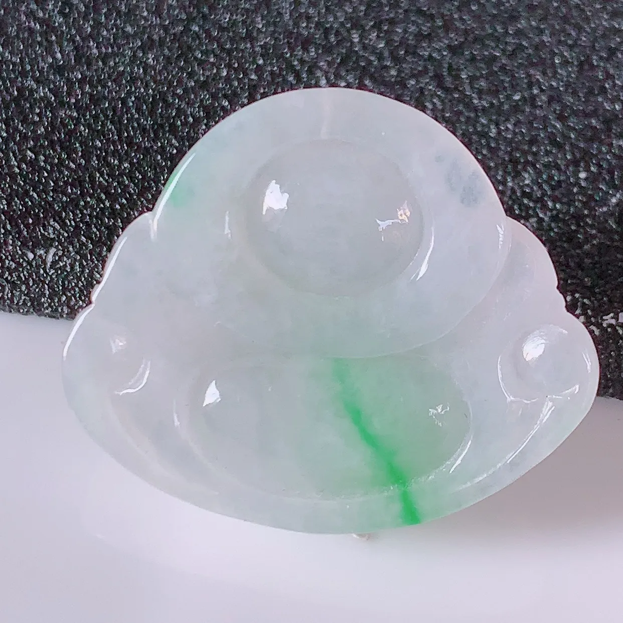 自然光实拍，冰润飘绿佛公翡翠吊坠，翠色灵动，佩戴效果时尚出众，尽显气质，玉质细腻，美感十足。#57.2