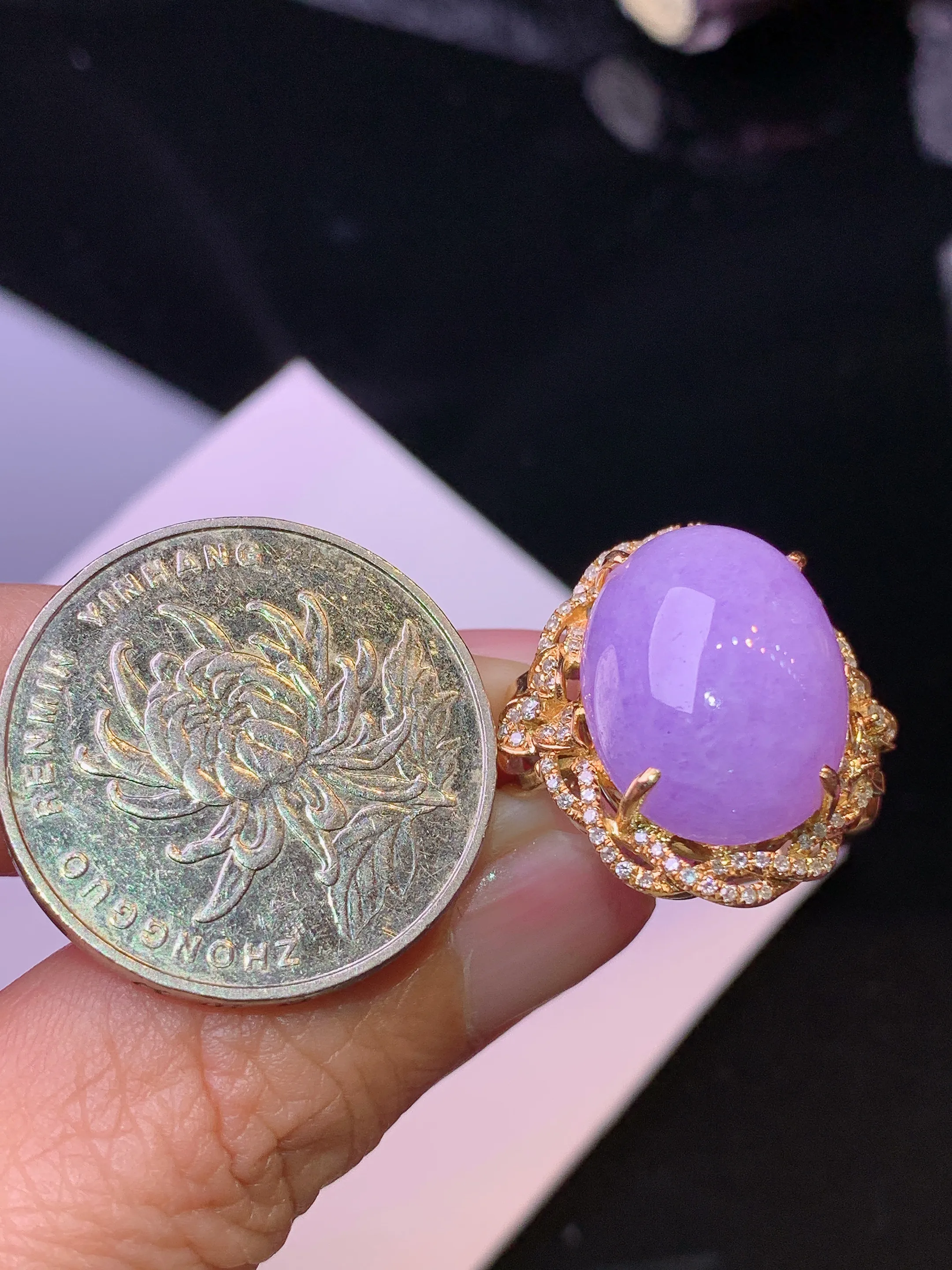 18k金钻镶嵌紫罗兰蛋面戒指 玉质细腻 色泽清新艳丽 圈口14.5 整体尺寸22*19*10.5