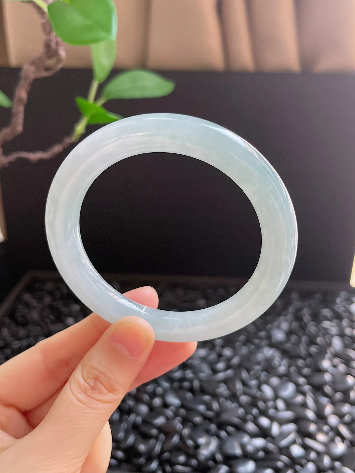 圆镯55.8圈口，翡翠冰糯种淡绿色手镯