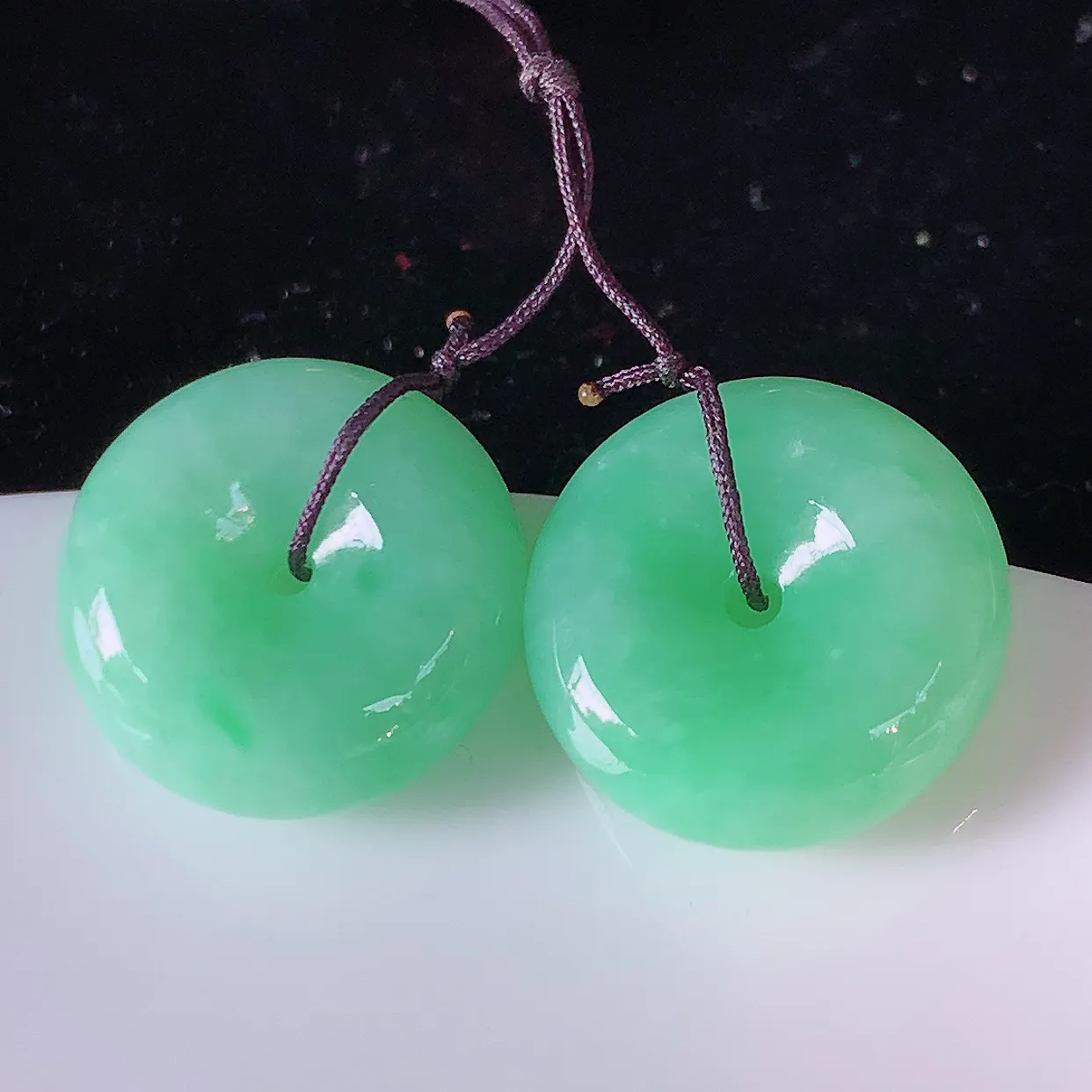 自然光实拍，冰润满绿翡翠一对平安扣，翠色灵动，玉质细腻，颜色漂亮，品相佳，佩戴佳品！配银线 #49.2尺寸15*5.8