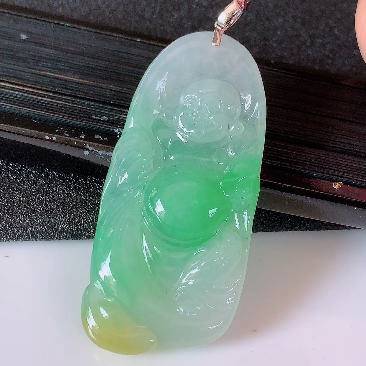 18K金镶嵌冰黄加绿翡翠逍遥布袋佛吊坠，代代有钱，水足丰盈，盈满欢喜，配戴送礼佳品！#83.2整体58裸石50.5*23*5.5