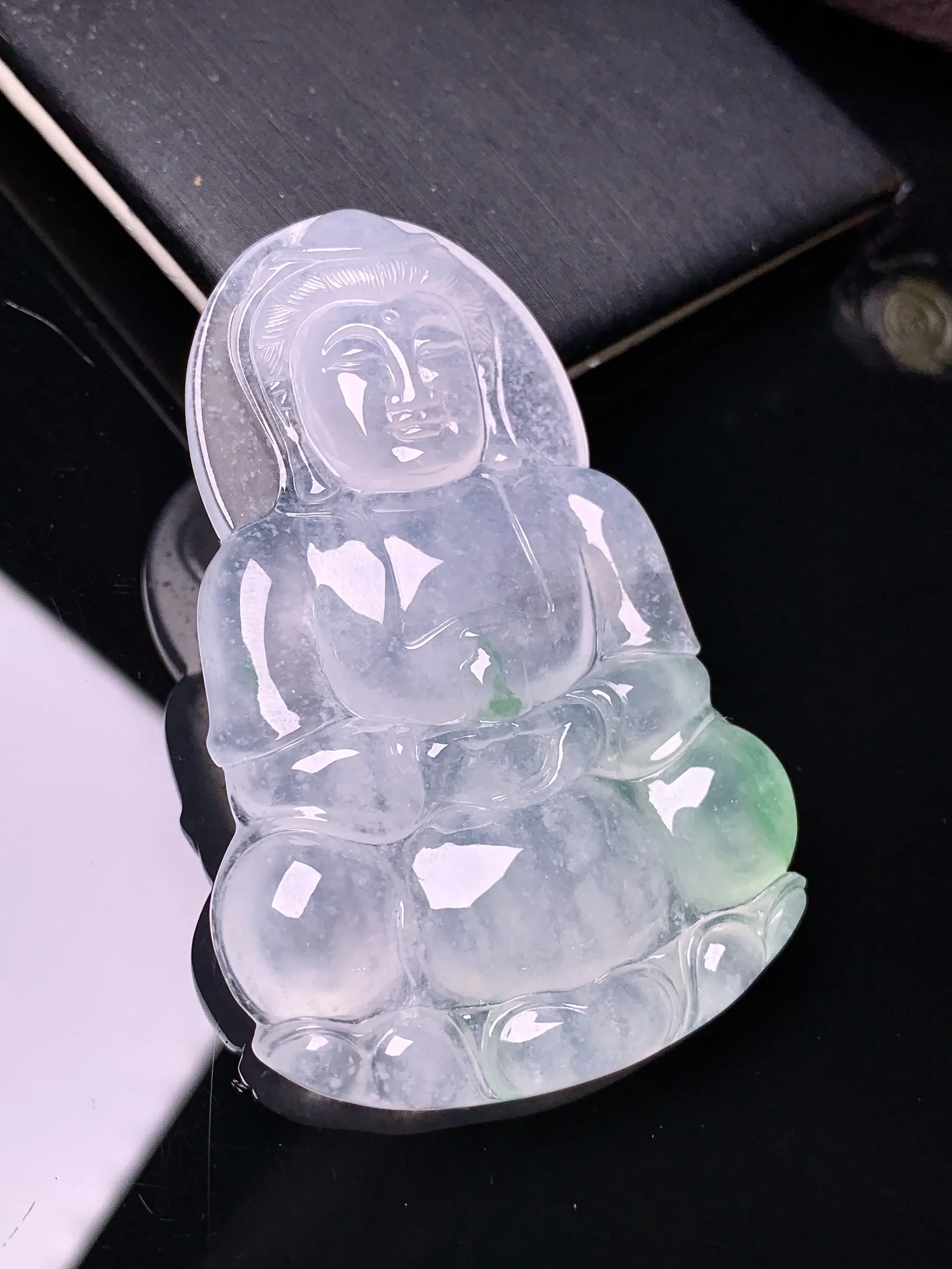 冰种飘绿观音菩萨吊坠 玉质细腻 色泽清新艳丽 整体尺寸57.2*38.3*6.3