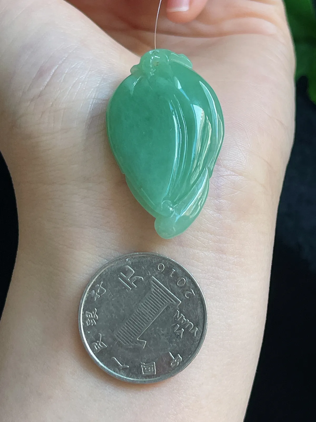 翡翠糯化种绿色吊坠
