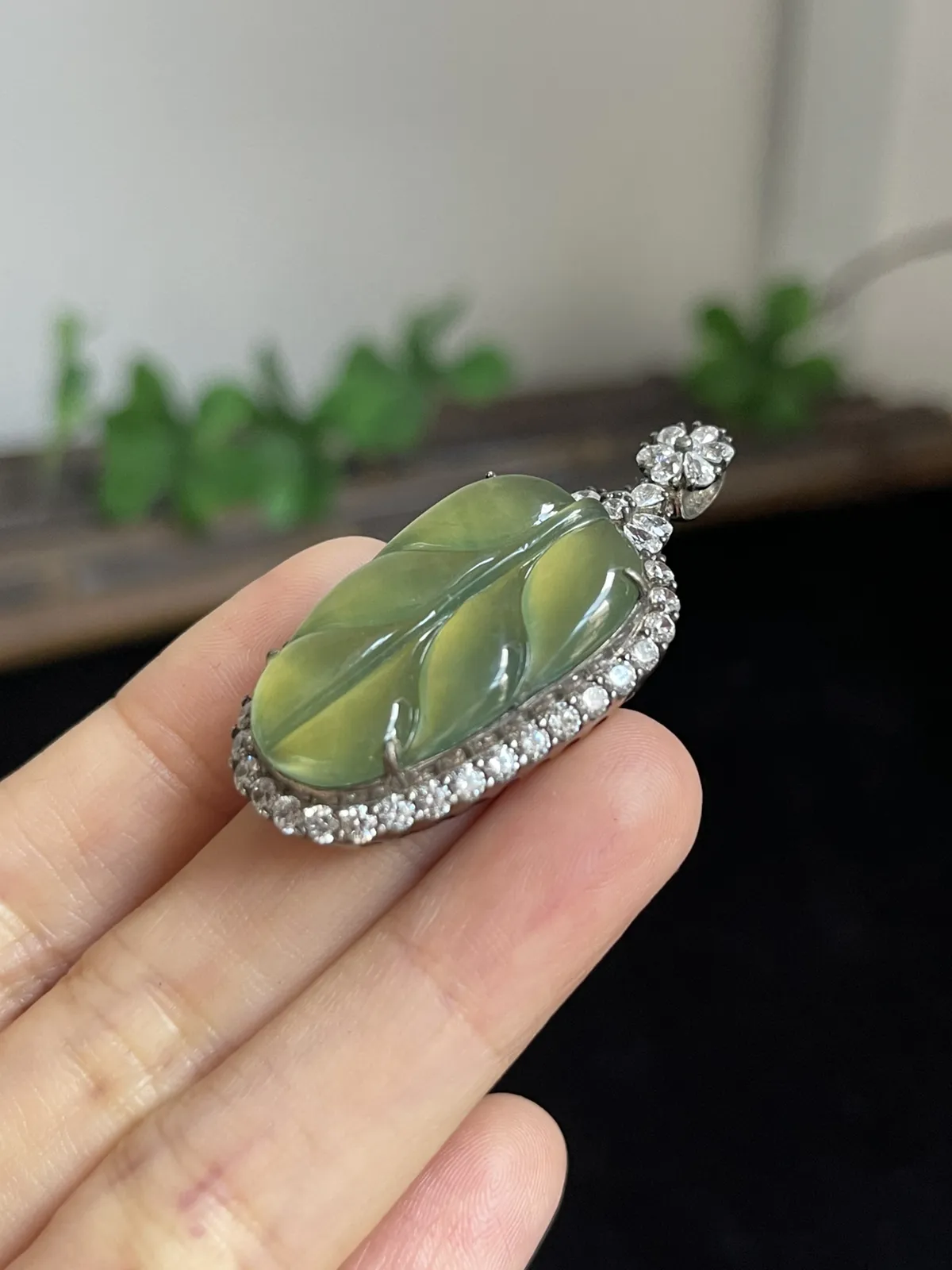 翡翠冰种黄加绿叶子，；底部垫色