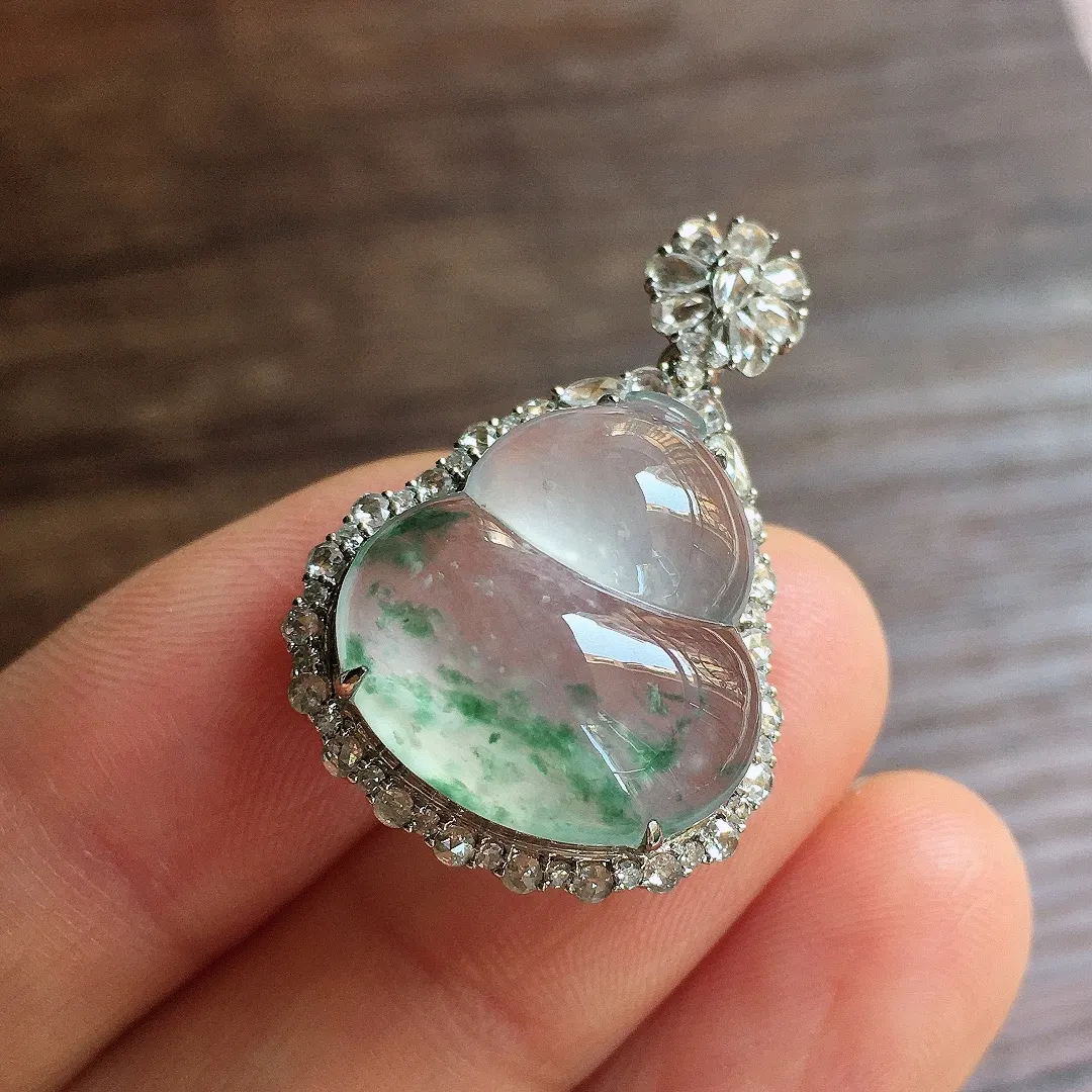 冰飘花葫芦吊坠，18k金镶嵌，冰润饱满，玉质细腻，种水足，Ym2 尺寸29.7*20.2*10.5