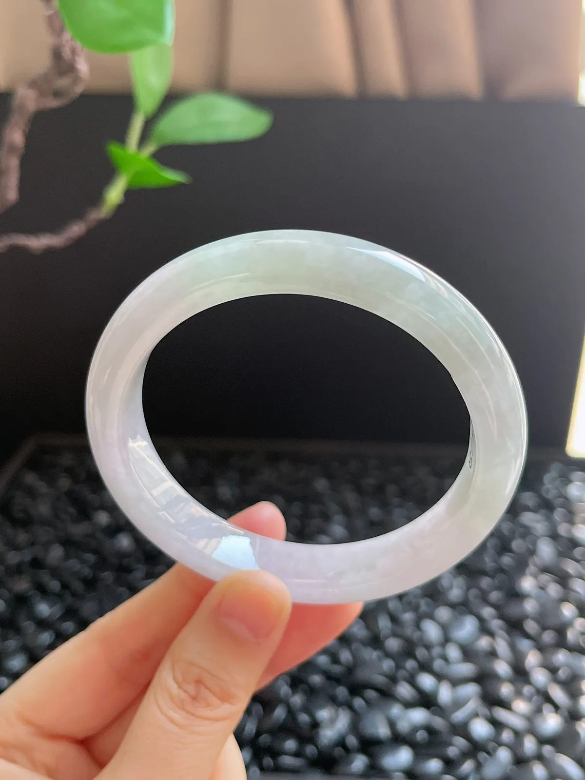 正圈58.8圈口，翡翠糯化种淡绿色手镯