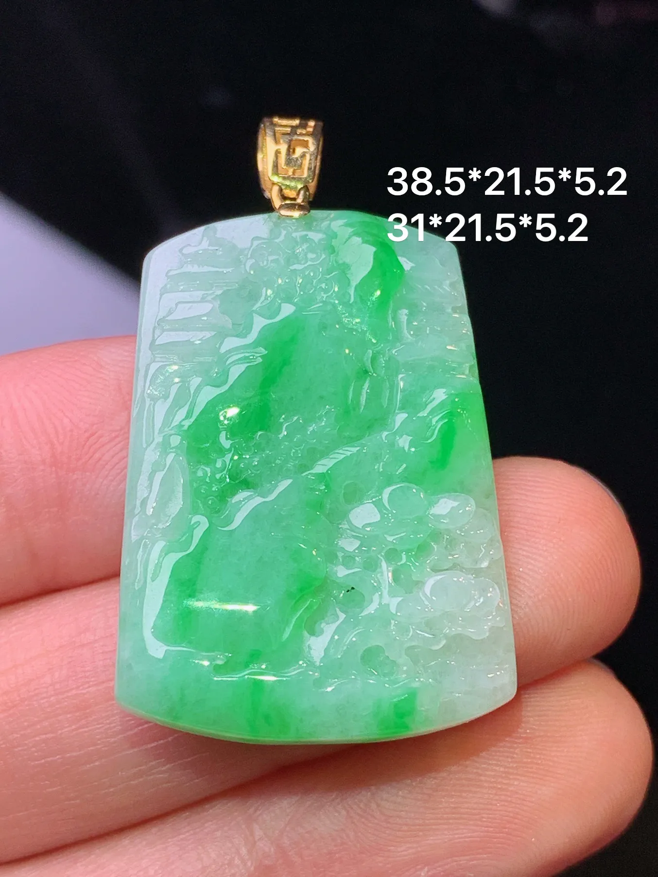 18k金镶嵌翠绿山水牌子吊坠 玉质细腻 色泽清新艳丽 整体尺寸38.5*21.5*5.2