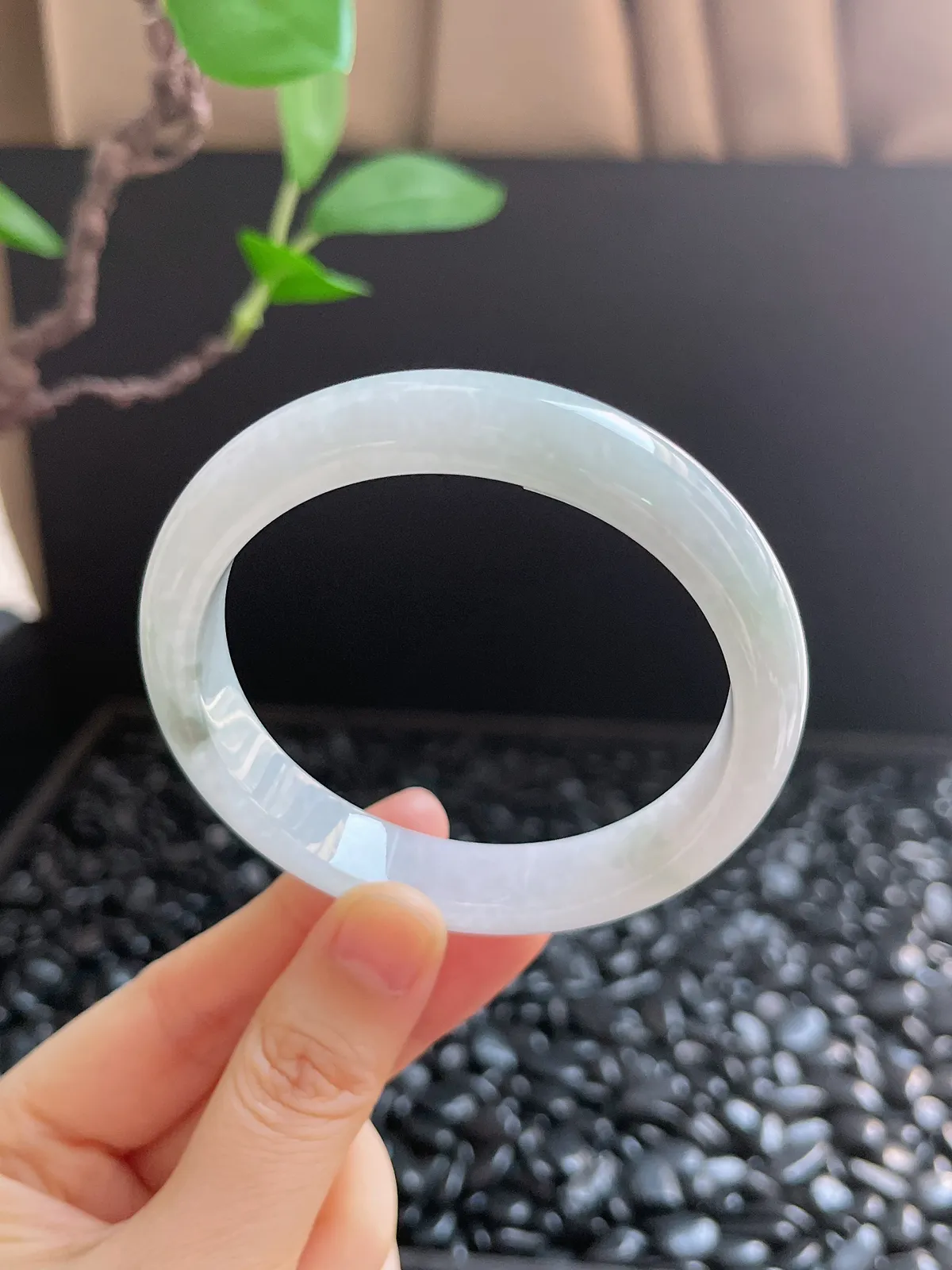 正圈57.9圈口，翡翠糯化种淡绿色手镯