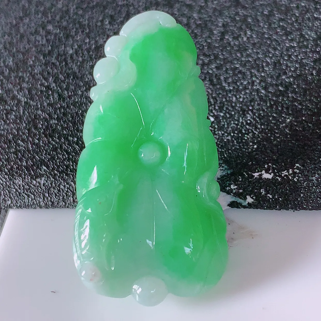 自然光实拍，冰润飘绿翡翠荷叶鱼、和和美美玉坠，财源广进，自然隐逸、荷本是素不着尘之物，有和美之寓意。