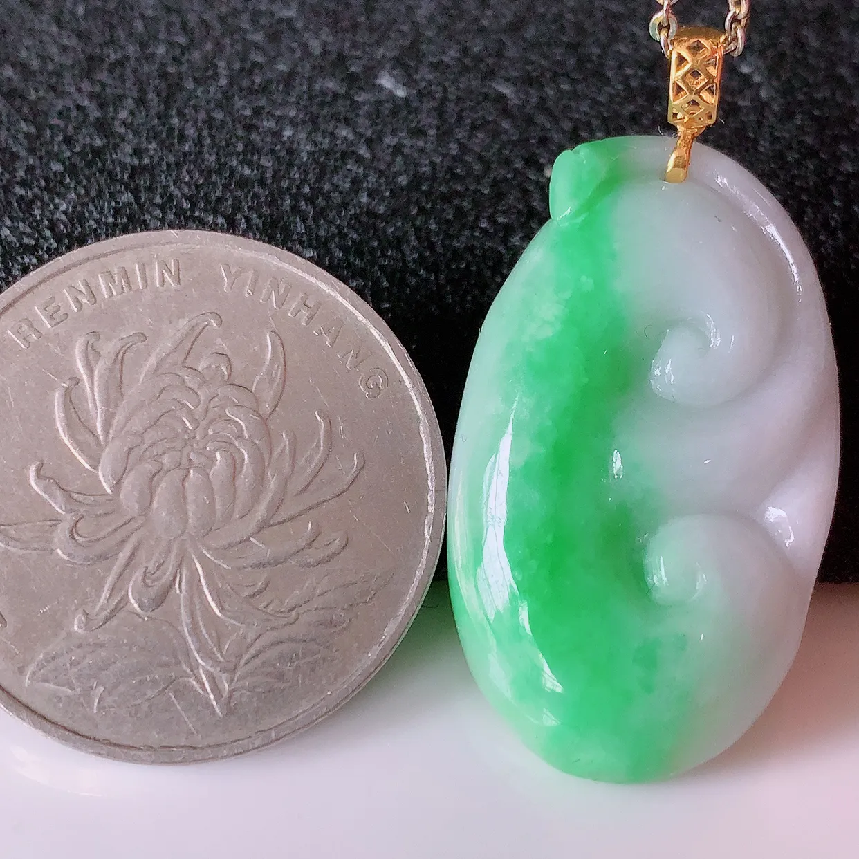 18K金镶嵌飘绿翡翠如意吊坠，简单的镶嵌设计、让玉坠百搭又精致，寓意着吉祥， 事事如意！#1.30