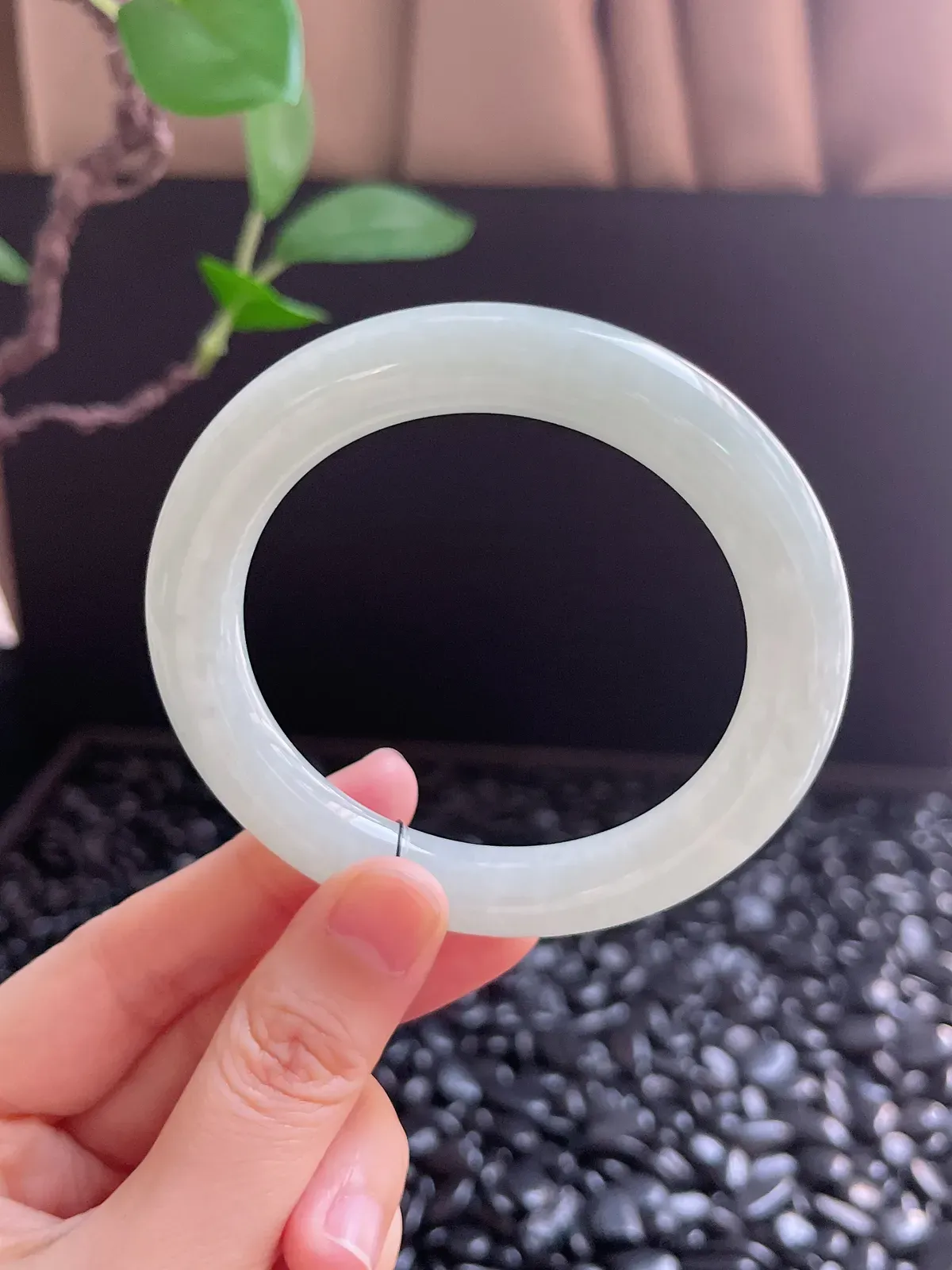 圆镯55圈口，翡翠糯化种淡绿色手镯